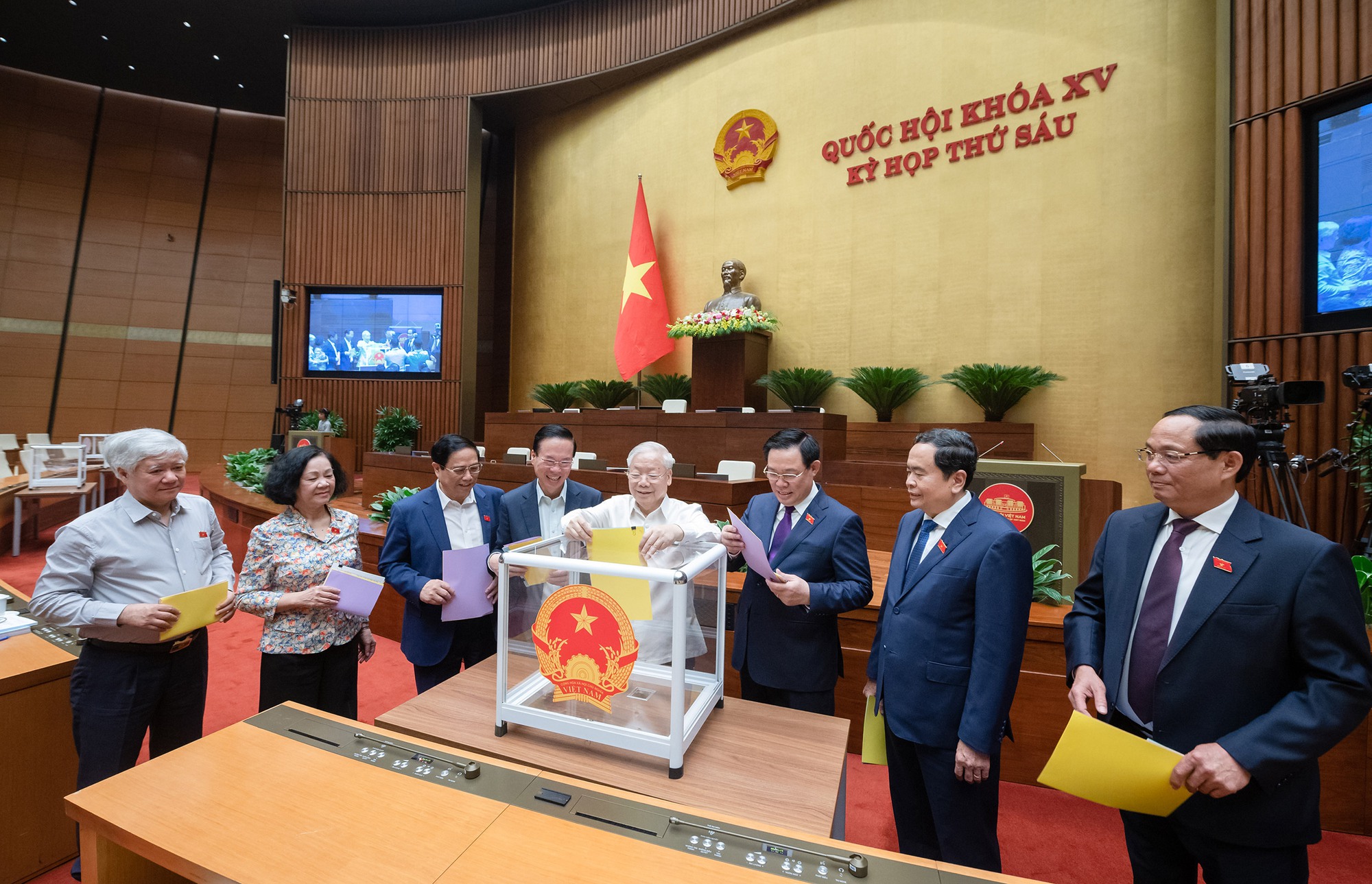 Quốc hội biểu quyết th&ocirc;ng qua Nghị quyết x&aacute;c nhận kết quả lấy phiếu t&iacute;n nhiệm - Ảnh 1.