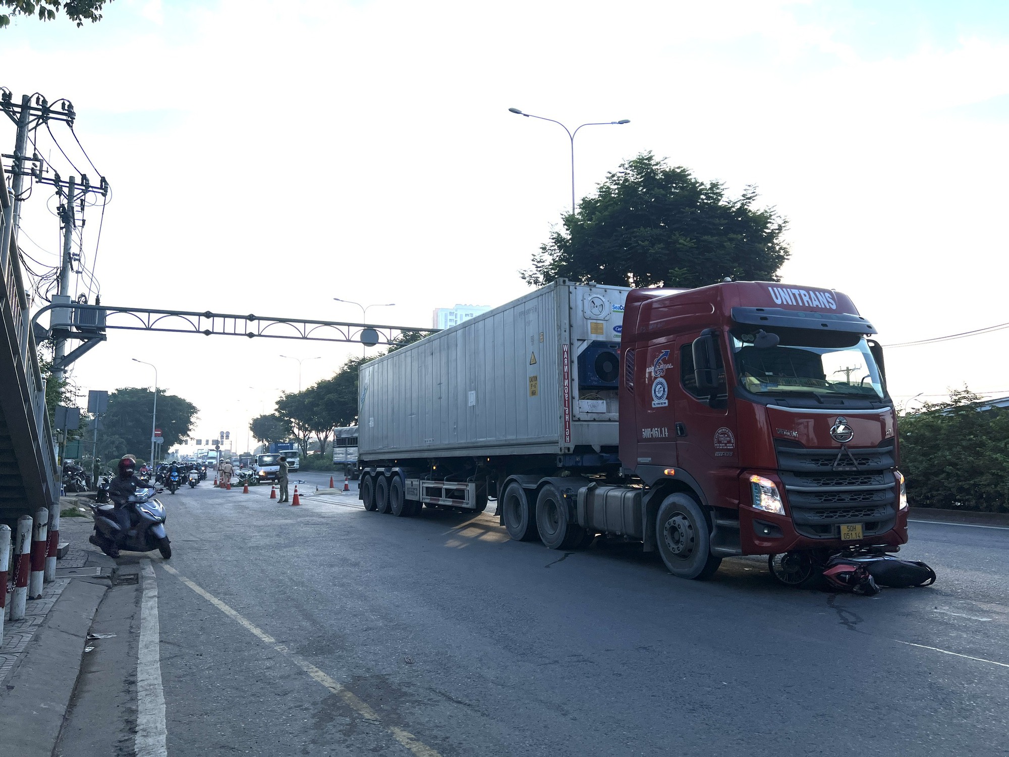 Xe container va chạm xe m&aacute;y, người đ&agrave;n &ocirc;ng bị cuốn v&agrave;o gầm, tử vong - Ảnh 2.