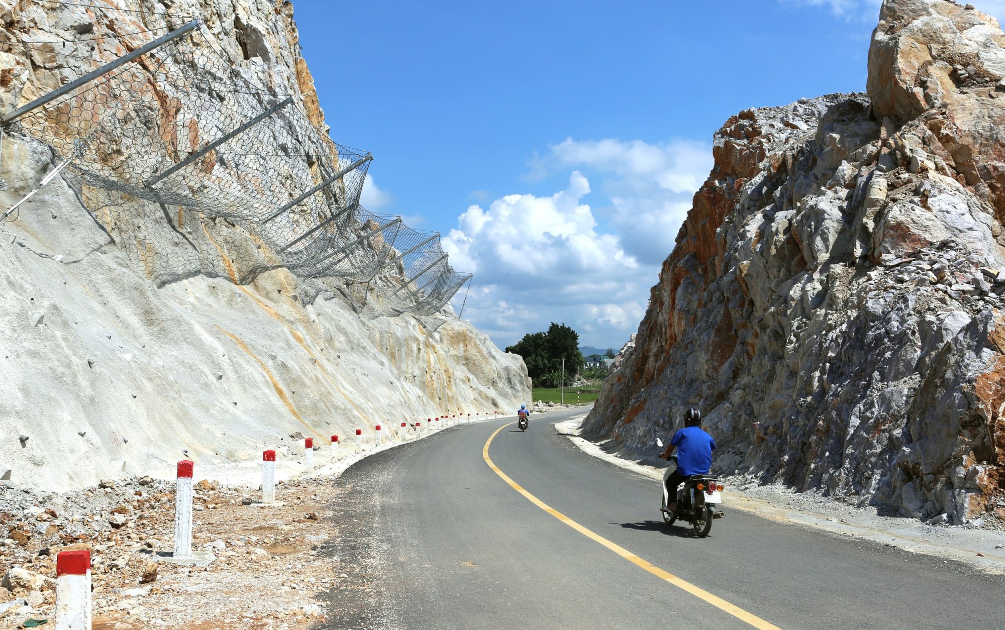 Phủ b&ecirc; t&ocirc;ng v&aacute;ch n&uacute;i, tr&aacute;nh đ&aacute; rơi xuống đường gom cao tốc - Ảnh 1.