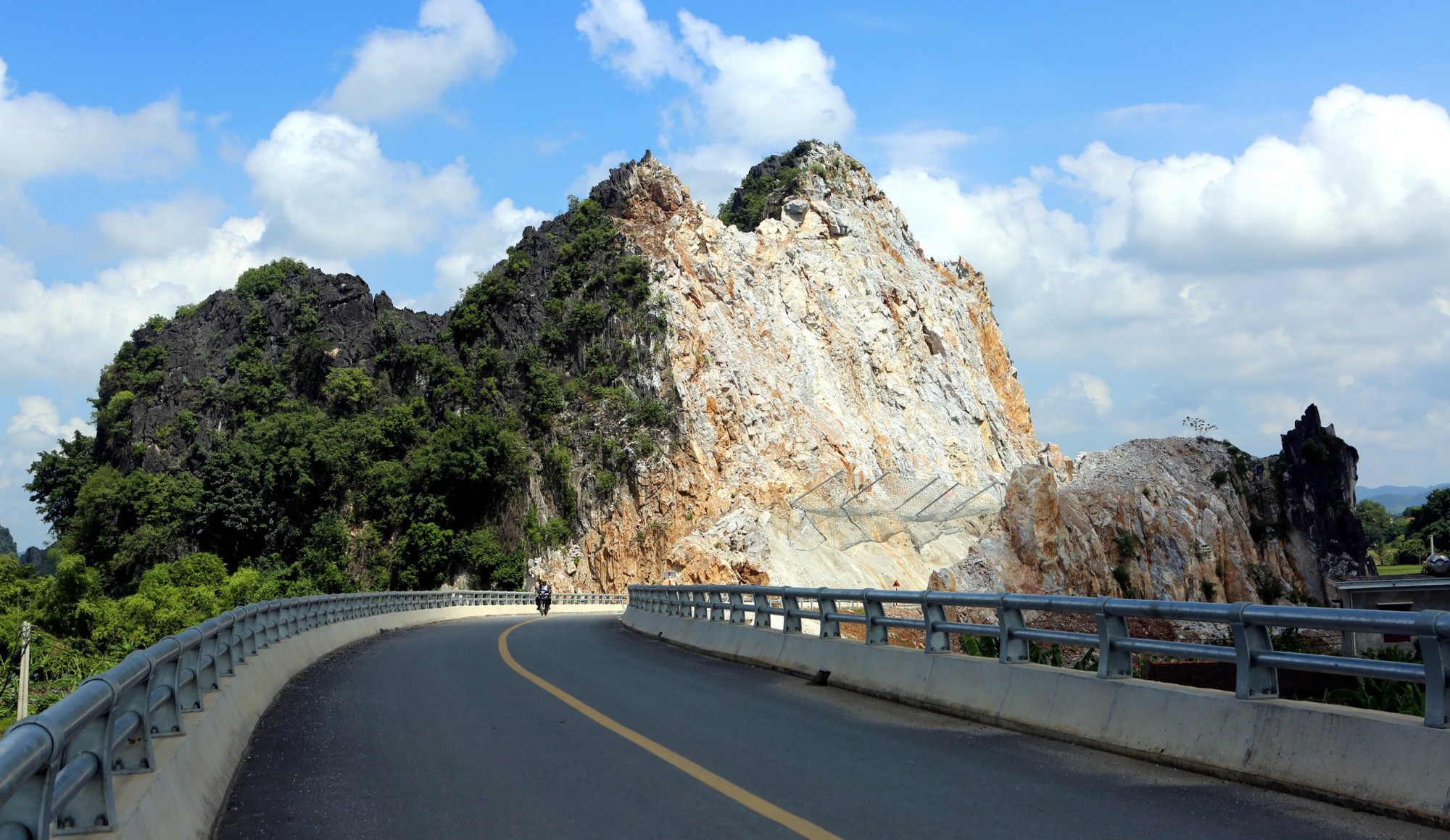 Phủ b&ecirc; t&ocirc;ng v&aacute;ch n&uacute;i, tr&aacute;nh đ&aacute; rơi xuống đường gom cao tốc - Ảnh 2.