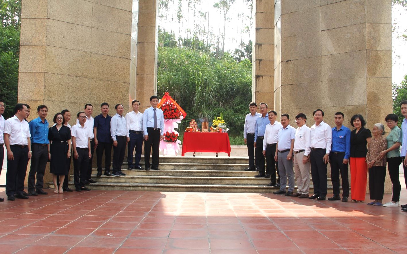 Đảng ủy Bộ GTVT d&acirc;ng hương tại di t&iacute;ch lịch sử trụ sở Bộ Giao th&ocirc;ng c&ocirc;ng ch&iacute;nh