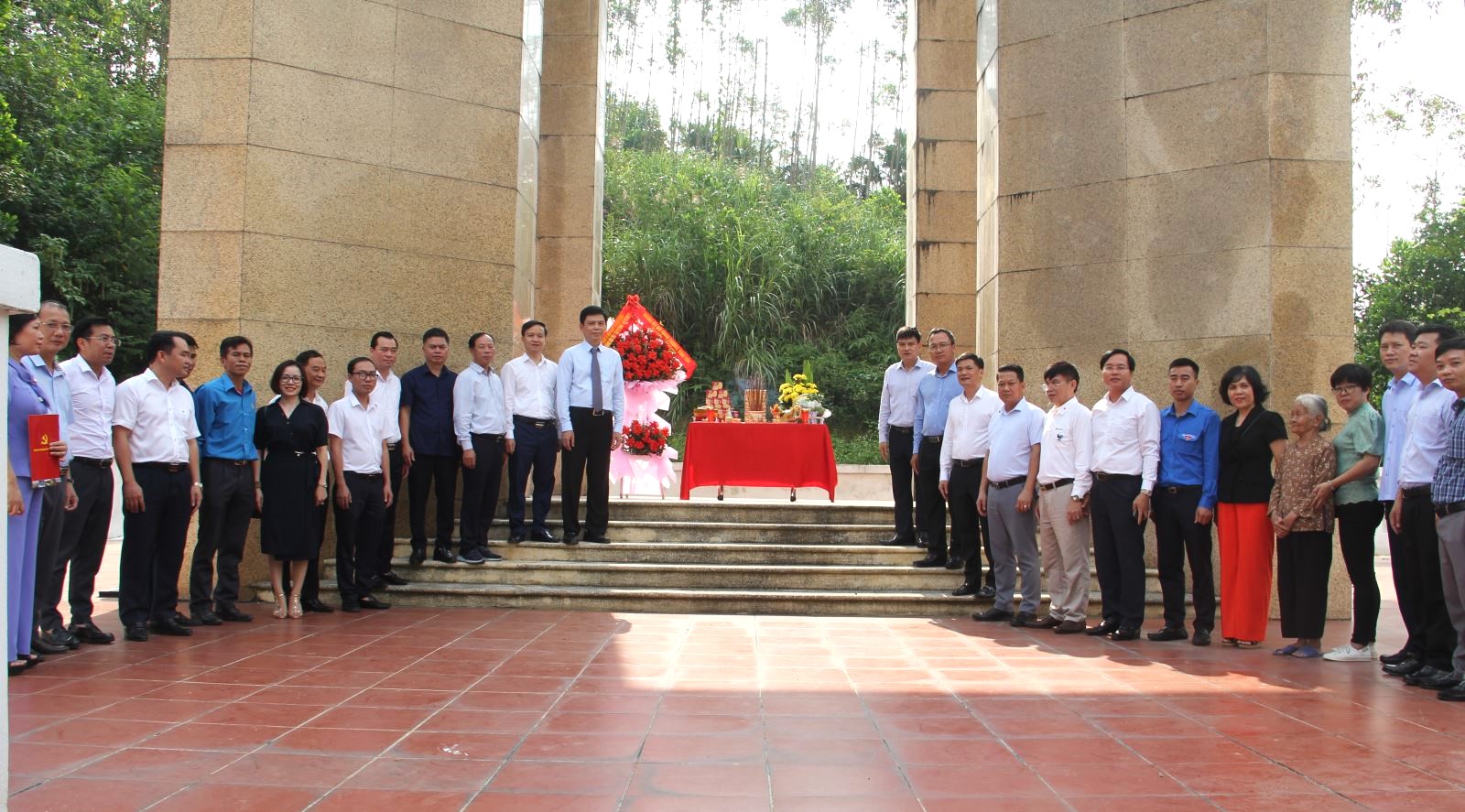 Đảng ủy Bộ GTVT d&acirc;ng hương tại Di t&iacute;ch lịch sử trụ sở Bộ Giao th&ocirc;ng c&ocirc;ng ch&iacute;nh - Ảnh 2.