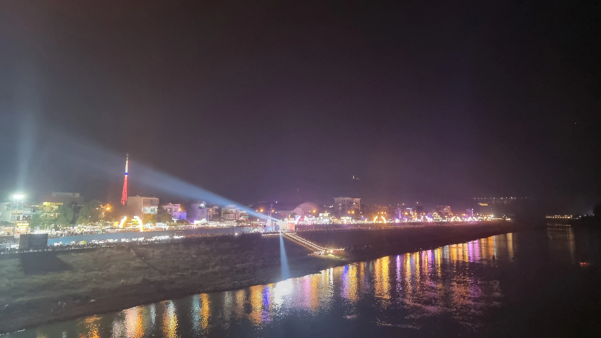 D&ograve;ng người đổ về phố đi bộ đầu ti&ecirc;n ở Ho&agrave; B&igrave;nh trong ng&agrave;y khai trương - Ảnh 4.