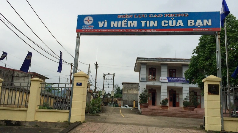 Ho&agrave; B&igrave;nh: Khởi tố gi&aacute;m đốc Điện lực Cao Phong c&ugrave;ng hai thuộc cấp  - Ảnh 1.