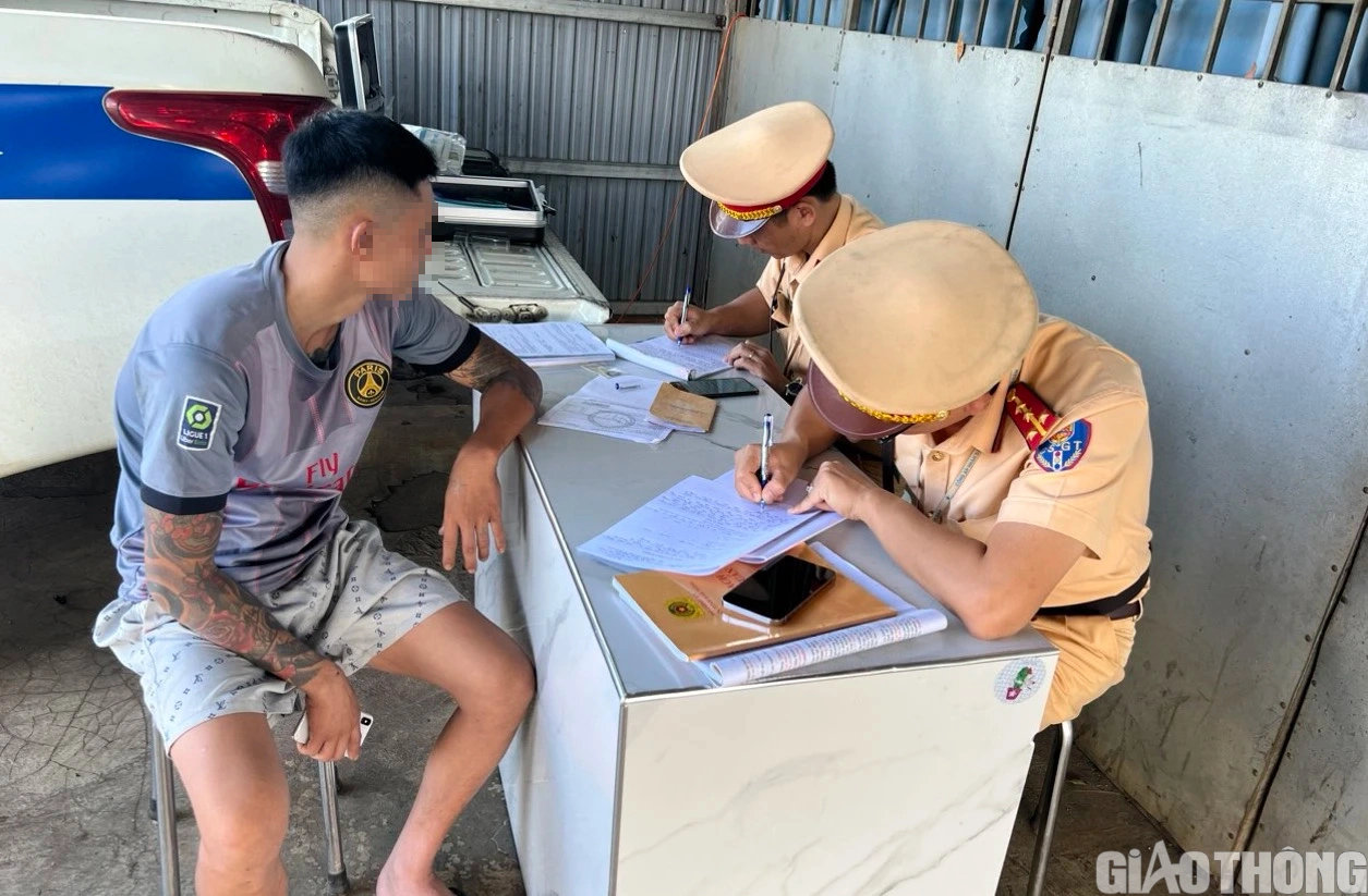 Ph&aacute;t hiện t&agrave;i xế dương t&iacute;nh với ma t&uacute;y đ&aacute; điều khiển xe tải - Ảnh 1.