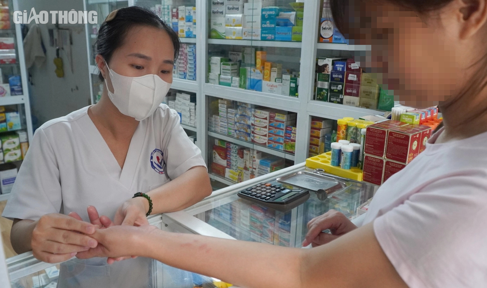 Cư d&acirc;n Thanh H&agrave; lở lo&eacute;t, tắm xong phải b&ocirc;i ngay thuốc da liễu - Ảnh 9.