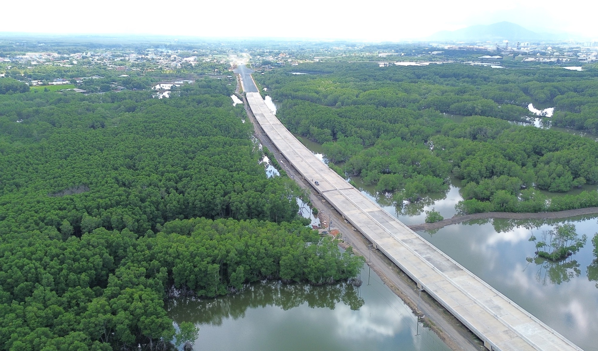 Toàn cảnh cao tốc Bến Lức - Long Thành hồi sinh sau 5 tháng tái khởi động - Ảnh 1. Toàn cảnh cao tốc Bến Lức - Long Thành hồi sinh sau 5 tháng tái khởi động - Ảnh 1.