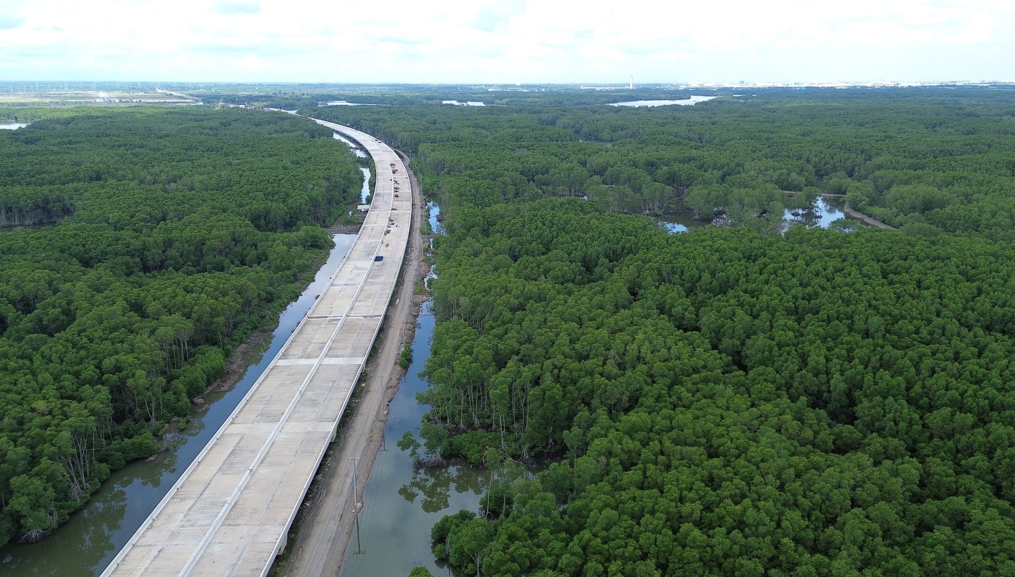 Toàn cảnh cao tốc Bến Lức - Long Thành hồi sinh sau 5 tháng tái khởi động - Ảnh 2. Toàn cảnh cao tốc Bến Lức - Long Thành hồi sinh sau 5 tháng tái khởi động - Ảnh 2.