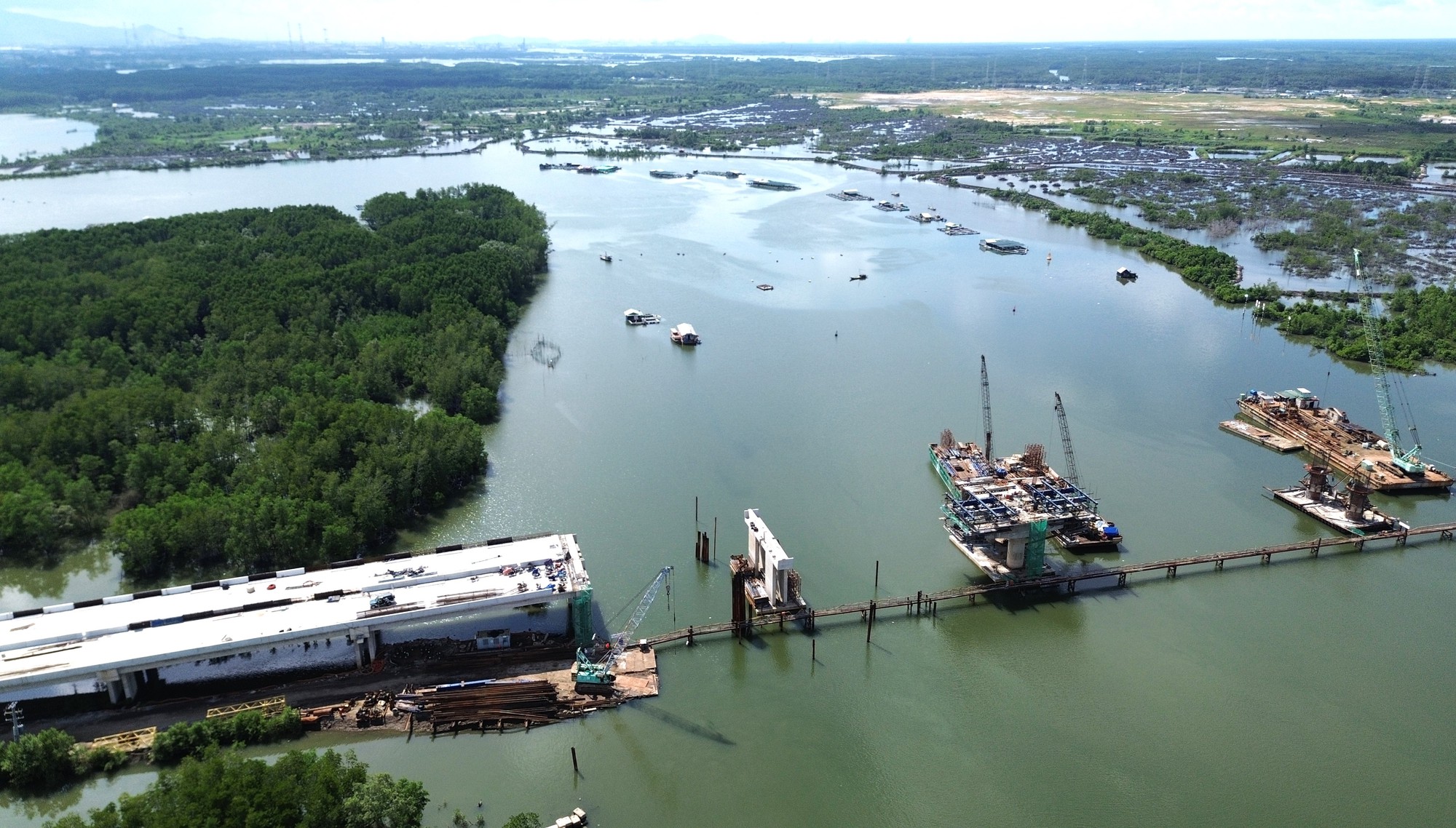 Toàn cảnh cao tốc Bến Lức - Long Thành hồi sinh sau 5 tháng tái khởi động - Ảnh 3. Toàn cảnh cao tốc Bến Lức - Long Thành hồi sinh sau 5 tháng tái khởi động - Ảnh 3.