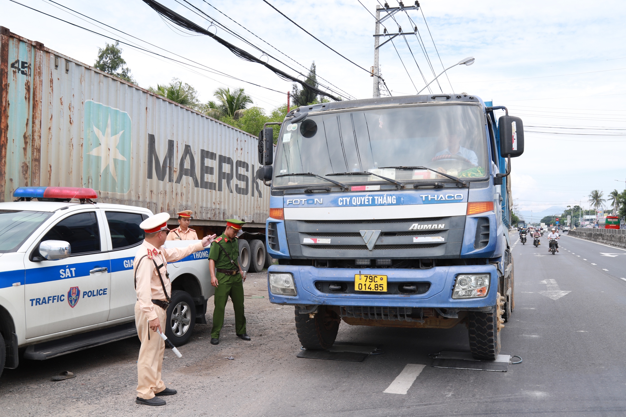 Khắc phục t&igrave;nh trạng xe chở đ&aacute; nghi qu&aacute; tải tung ho&agrave;nh ở Cam Ranh - Ảnh 1.