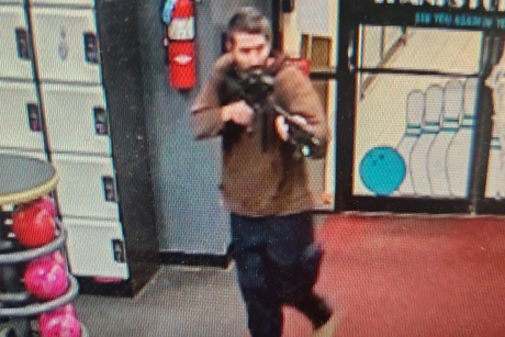 Vụ xả s&uacute;ng Mỹ: Một b&eacute; g&aacute;i 10 tuổi may mắn sống s&oacute;t nghẹn ng&agrave;o kể lại k&yacute; ức kinh ho&agrave;ng - Ảnh 1.