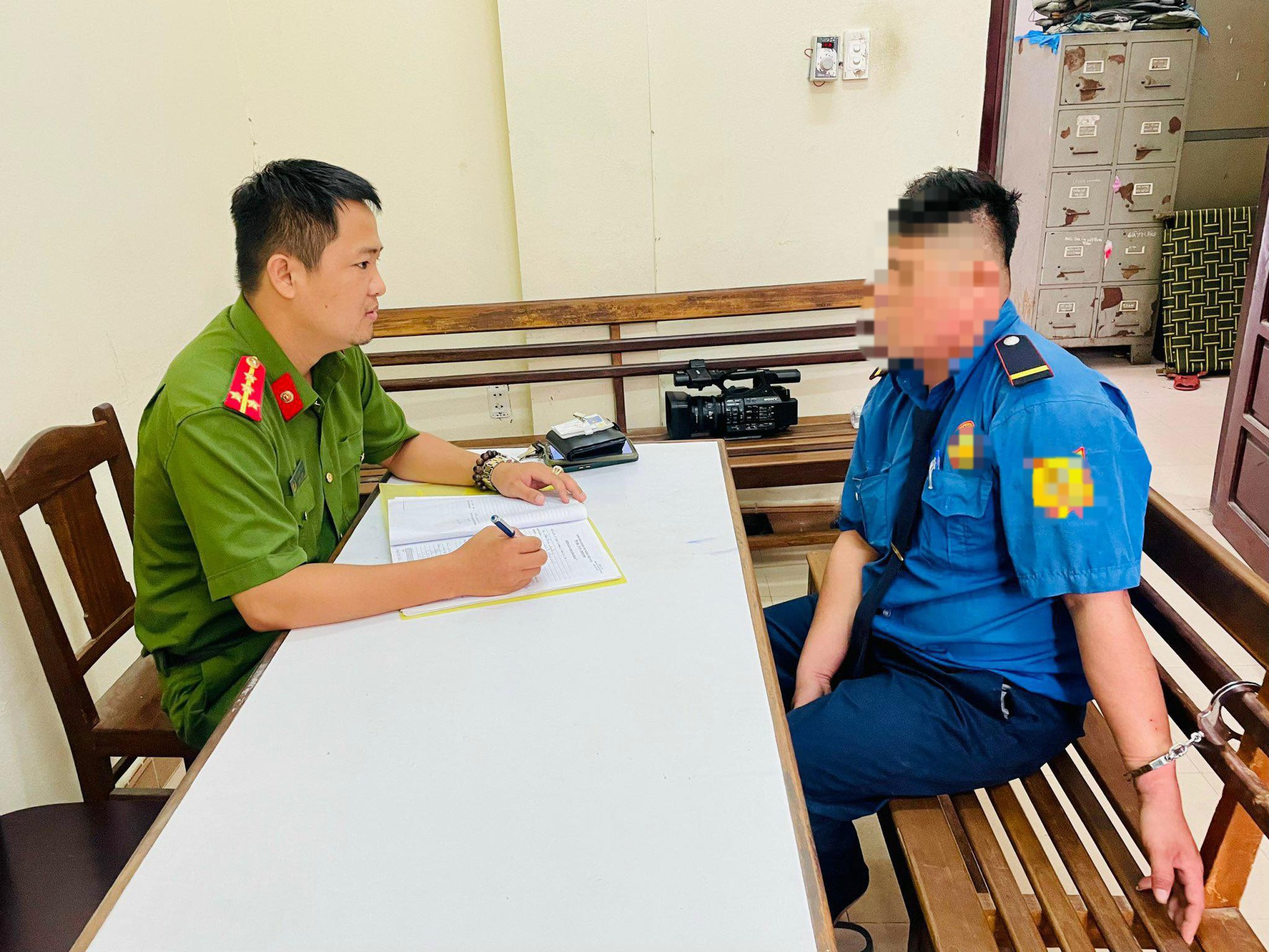 Bắt giữ t&ecirc;n bảo vệ c&oacute; h&agrave;nh vi d&acirc;m &ocirc; nhiều người tr&ecirc;n địa b&agrave;n Đ&agrave; Nẵng - Ảnh 1.