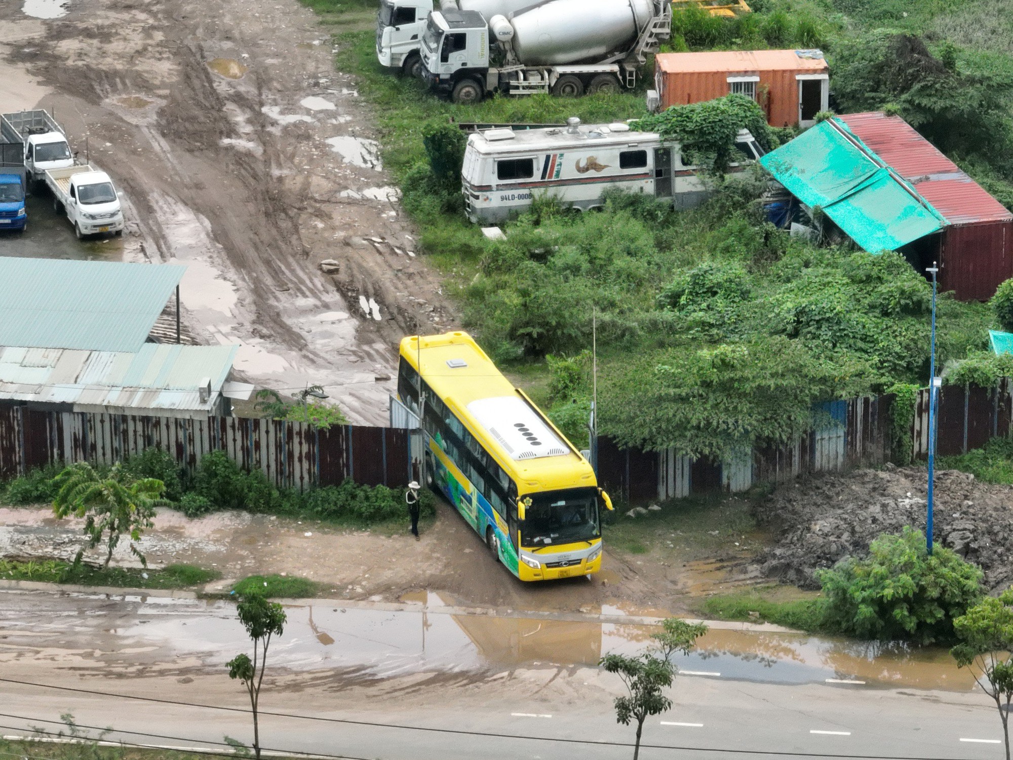 Trước khi c&ocirc;ng an kiểm tra trụ sở ch&iacute;nh, Th&agrave;nh Bưởi vẫn đ&oacute;n kh&aacute;ch ở bến lậu - Ảnh 3.