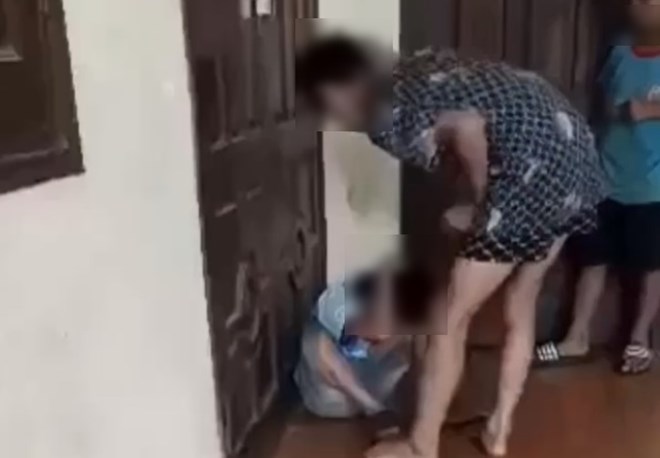 Vụ nam sinh lớp 7 bị h&agrave;nh hung ở H&agrave; Nội: Ph&ograve;ng GD&ĐT b&aacute;o c&aacute;o g&igrave;? - Ảnh 1.