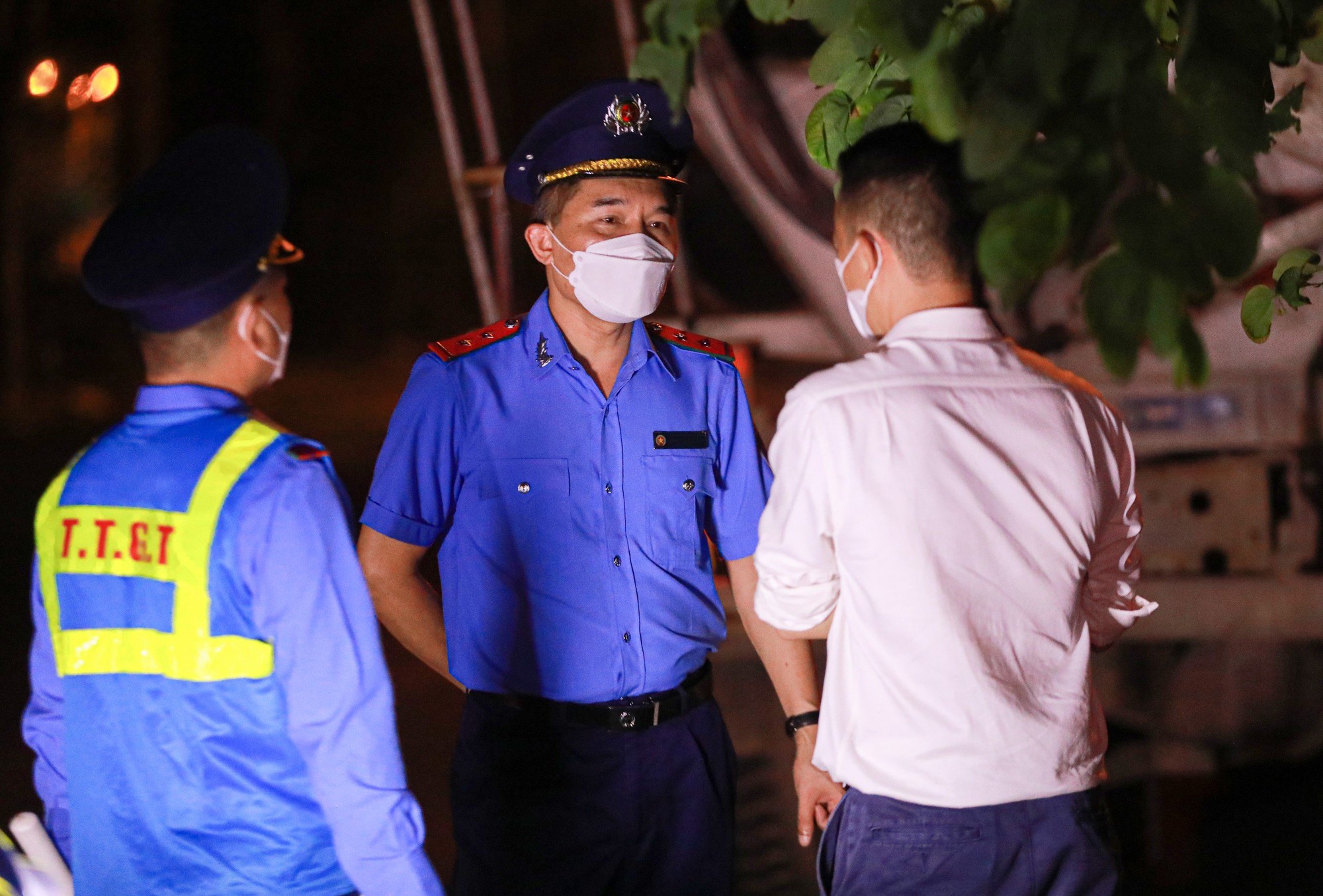 Thanh tra GTVT H&agrave; Nội trắng đ&ecirc;m "săn" xe qu&aacute; tải  - Ảnh 4.