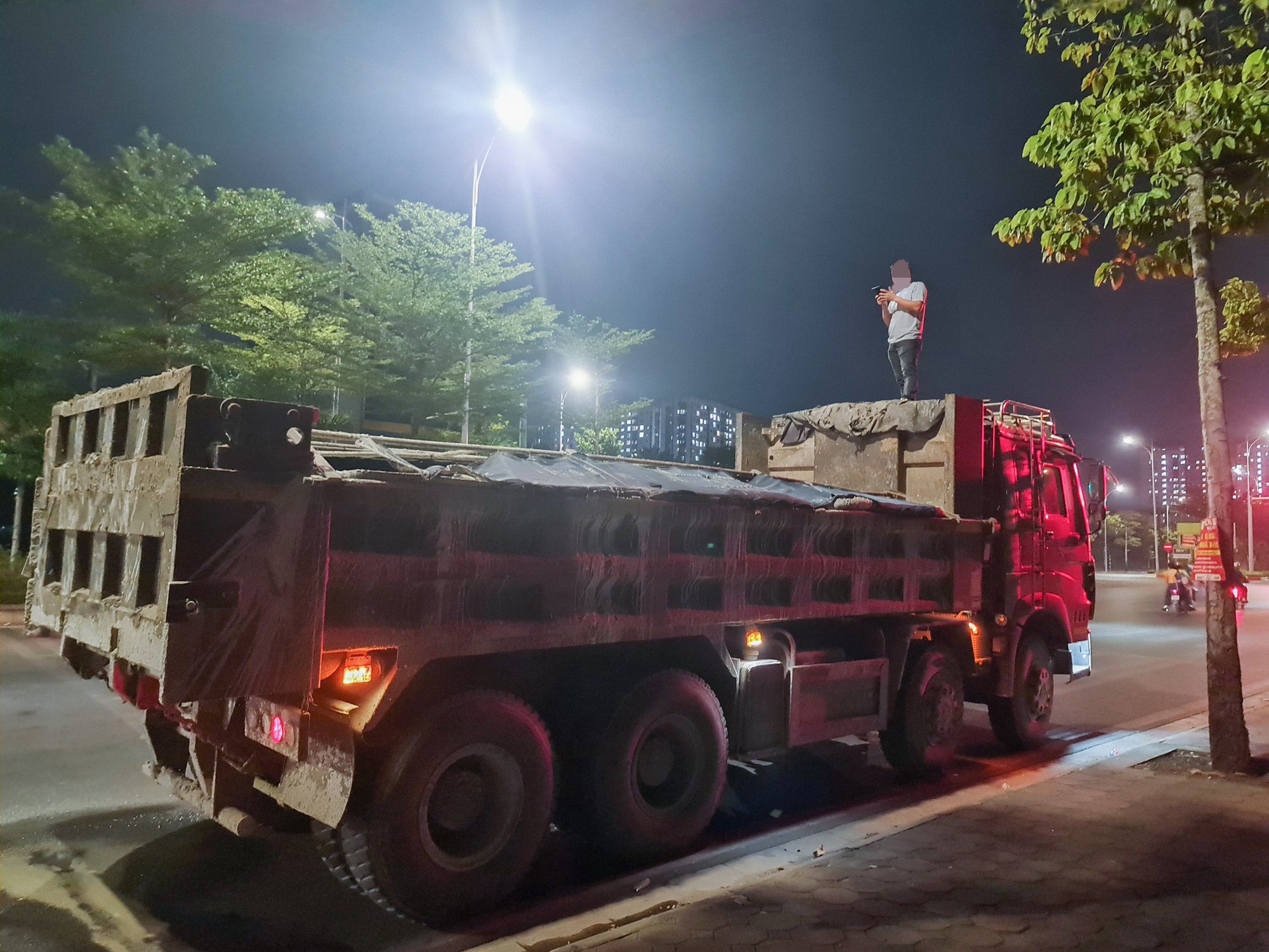Thanh tra GTVT H&agrave; Nội trắng đ&ecirc;m "săn" xe qu&aacute; tải  - Ảnh 11.