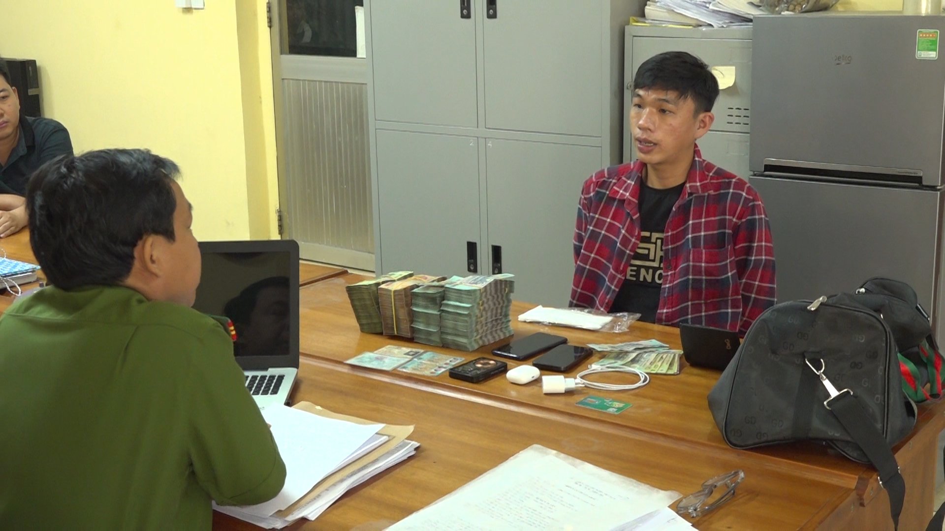 Băng nh&oacute;m cướp gần 4 tỷ đồng ở ng&acirc;n h&agrave;ng Sacombank sa lưới - Ảnh 1.