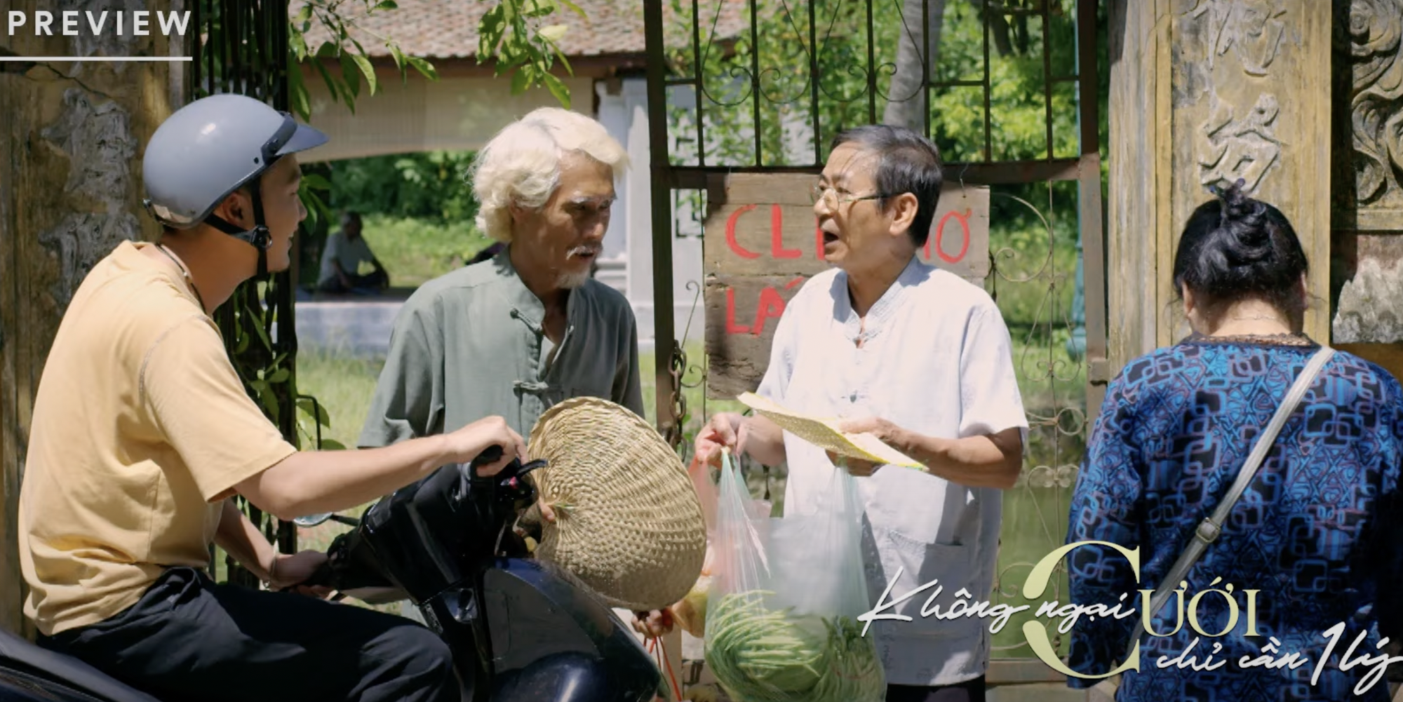 Chở ông nội đến câu lạc bộ thơ, Đông thấy lạ khi ai cũng xách theo hoa quả, rau củ đi ngâm thơ. Chở ông nội đến câu lạc bộ thơ, Đông thấy lạ khi ai cũng xách theo hoa quả, rau củ đi ngâm thơ.