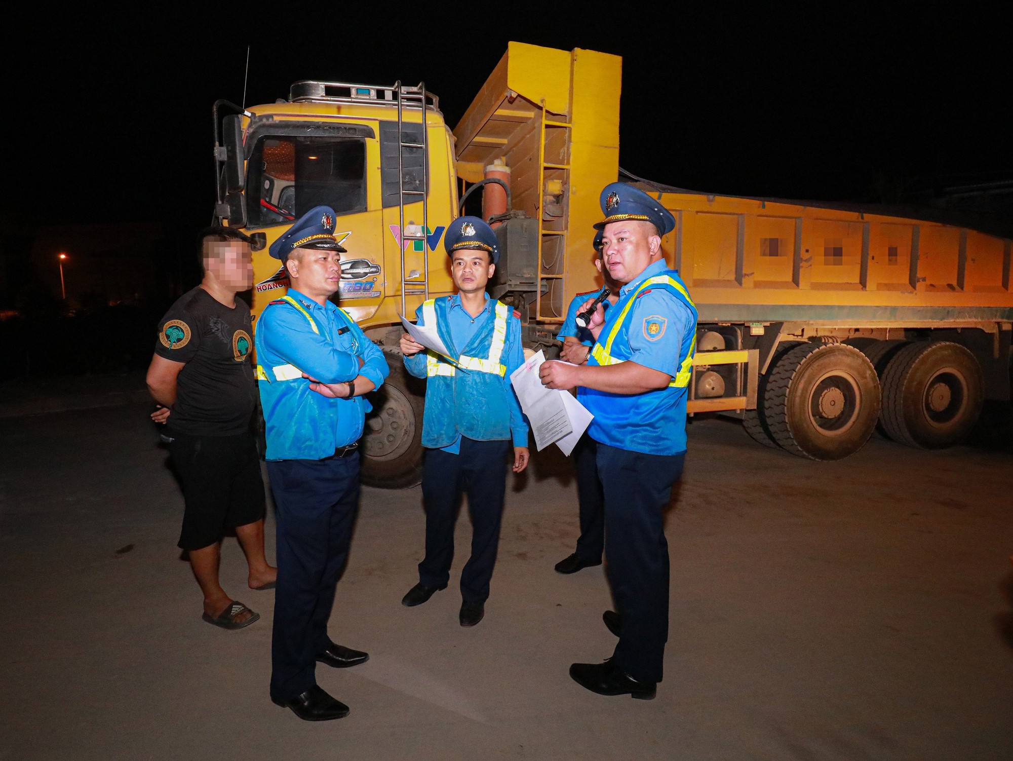 Thanh tra GTVT H&agrave; Nội trắng đ&ecirc;m "săn" xe qu&aacute; tải  - Ảnh 8.