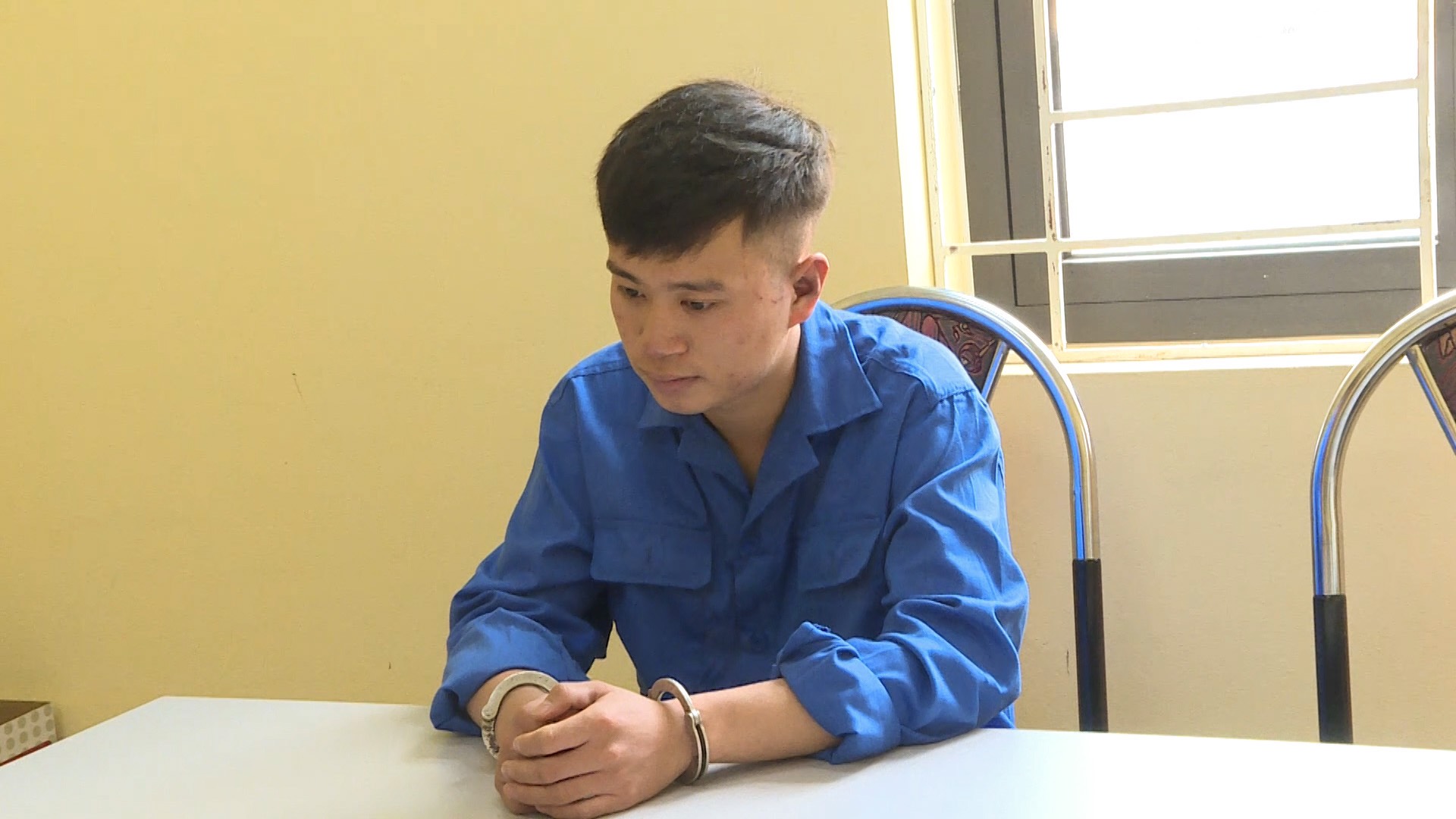 Bắt giữ khẩn cấp thanh ni&ecirc;n đi xe đ&aacute;nh v&otilde;ng, lăng mạ CSGT - Ảnh 1.