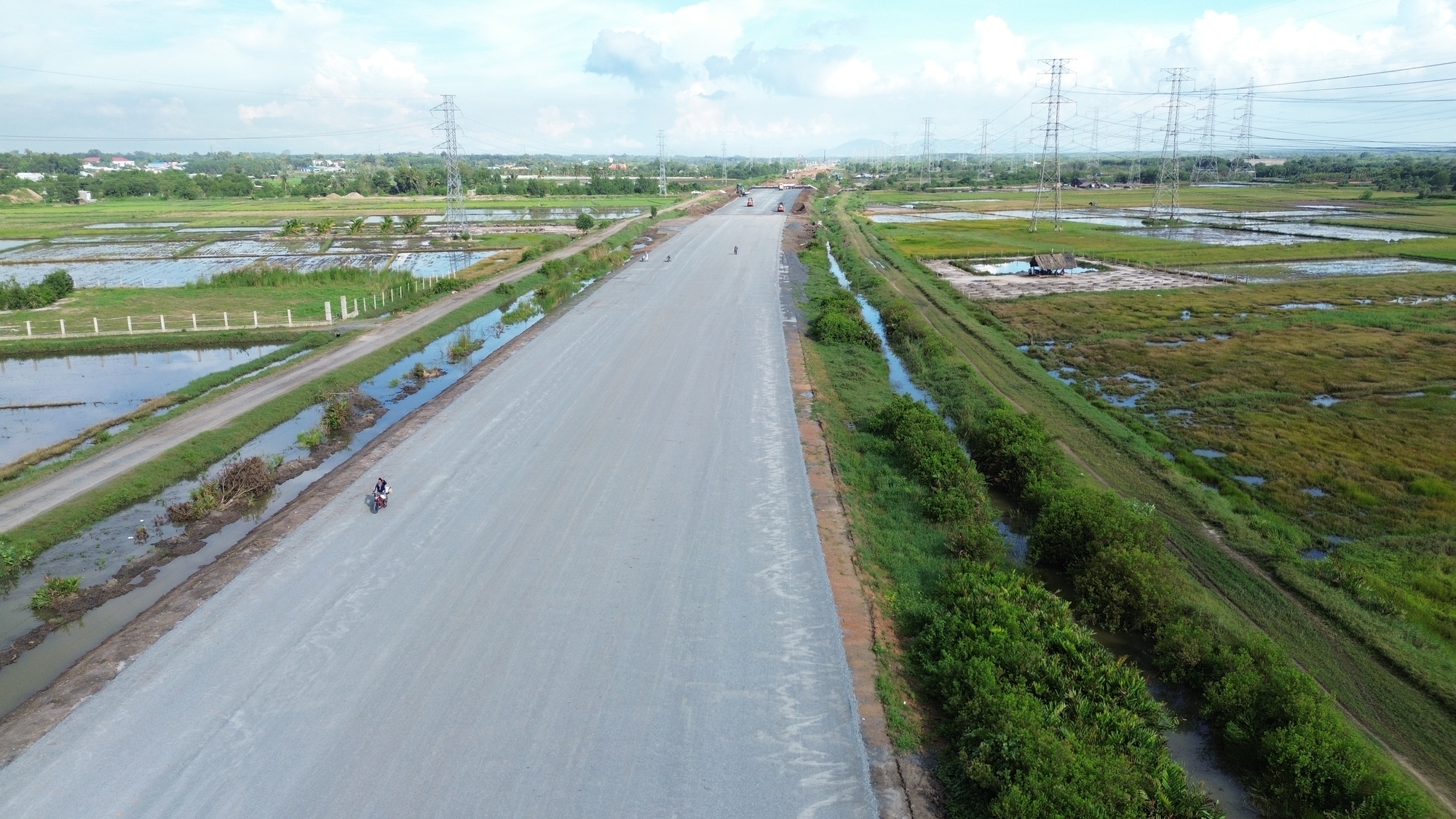 Toàn cảnh cao tốc Bến Lức - Long Thành hồi sinh sau 5 tháng tái khởi động - Ảnh 11. Toàn cảnh cao tốc Bến Lức - Long Thành hồi sinh sau 5 tháng tái khởi động - Ảnh 11.