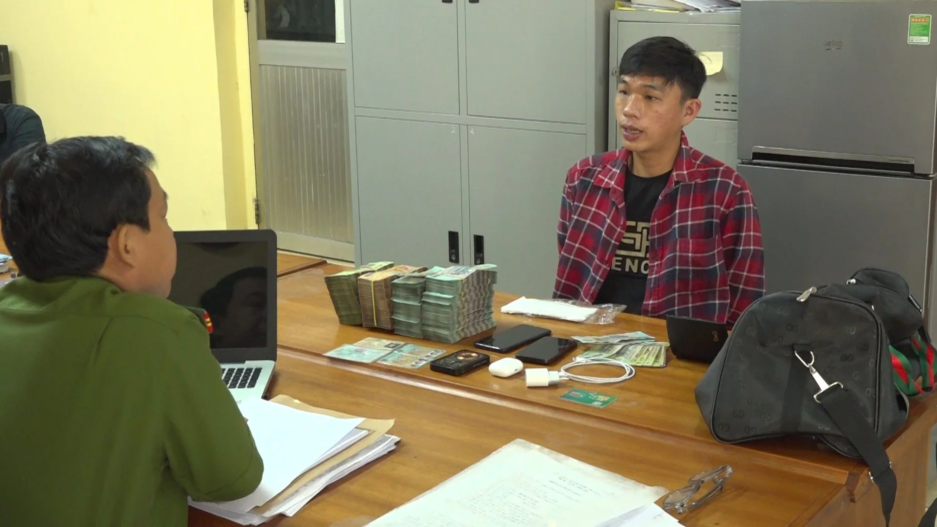 Nh&oacute;m d&ugrave;ng s&uacute;ng cướp ng&acirc;n h&agrave;ng thuộc "Hội những người vỡ nợ muốn l&agrave;m liều" - Ảnh 2.