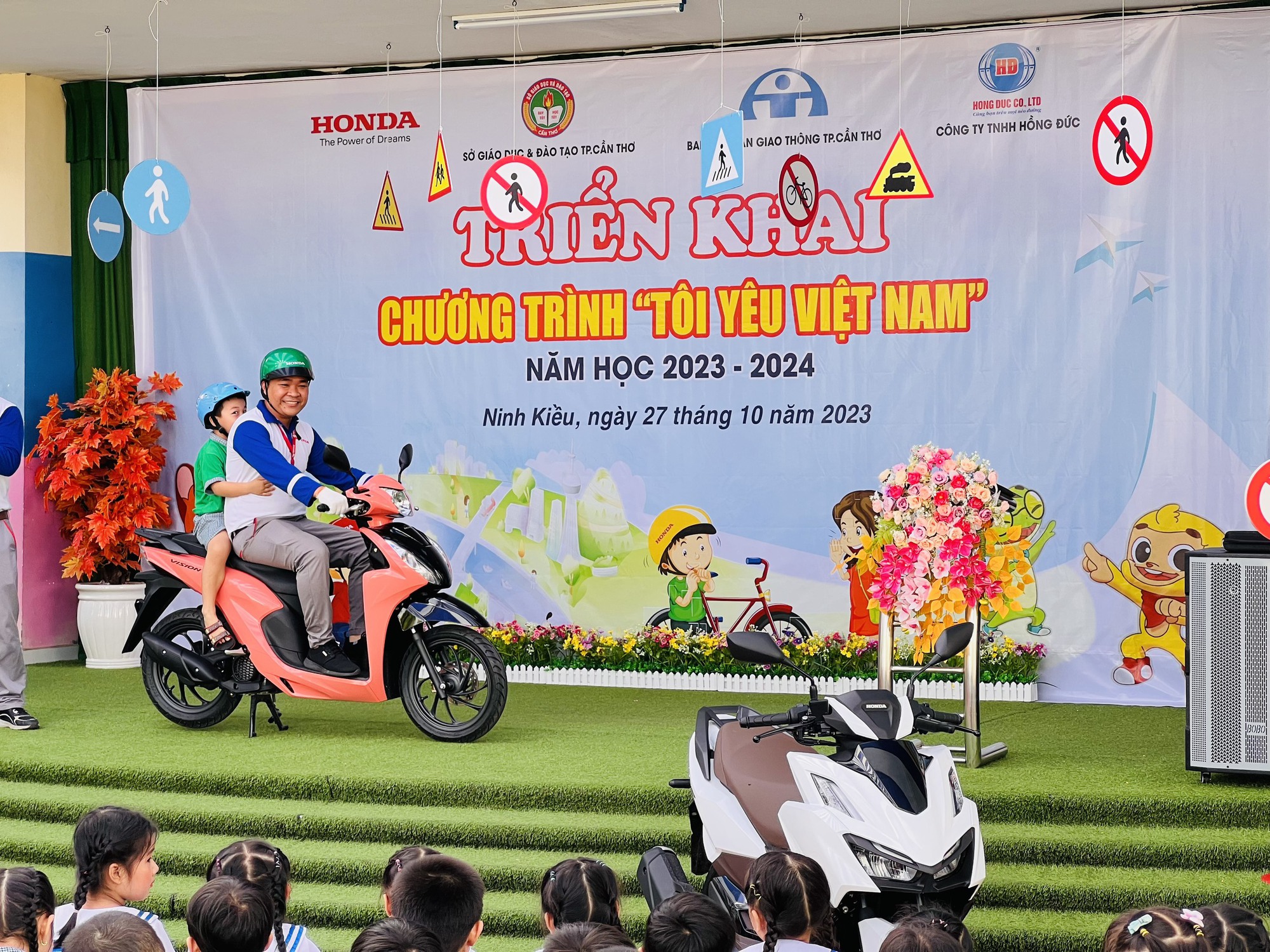 Trẻ mầm non ở Cần Thơ được hướng dẫn nhận biết biển b&aacute;o hiệu giao th&ocirc;ng đường bộ - Ảnh 2.