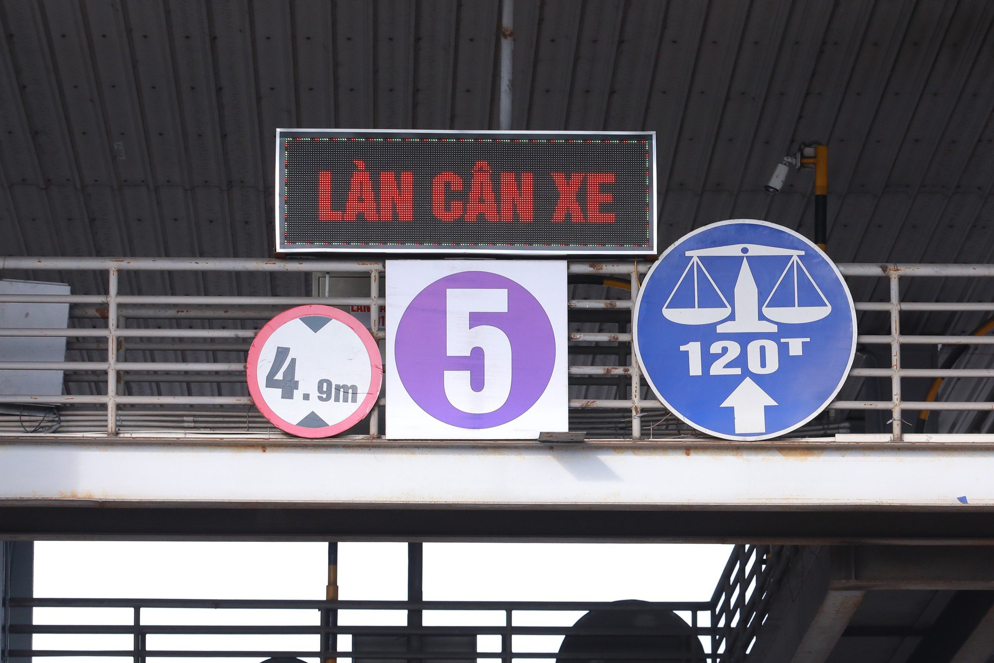 Tận thấy qu&aacute; tr&igrave;nh kiểm so&aacute;t xe qu&aacute; tải tại cảng biển - Ảnh 10.