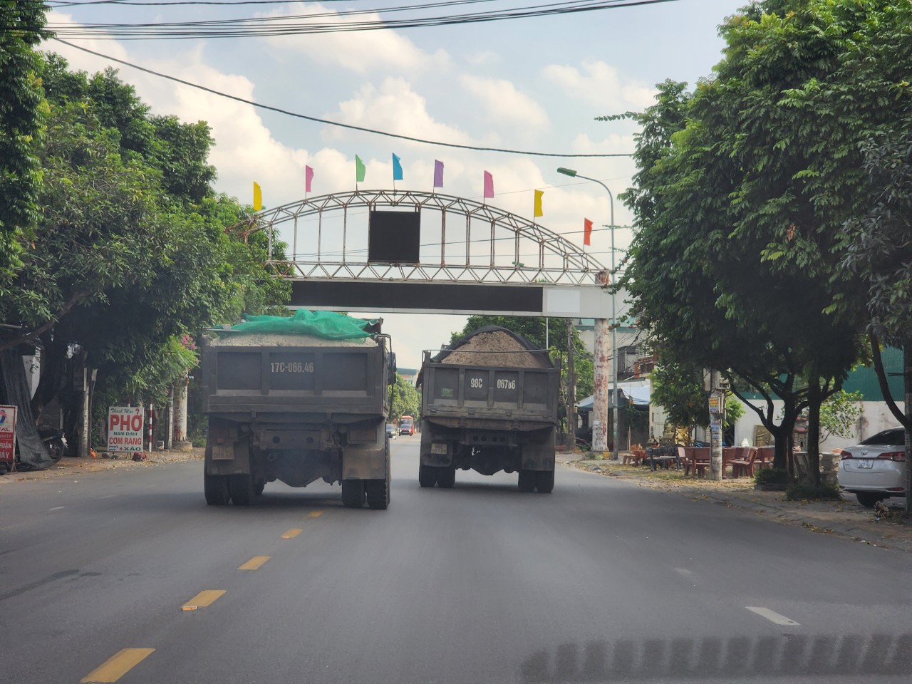 Th&aacute;i B&igrave;nh: Xe nghi qu&aacute; tải lộng h&agrave;nh, vắng b&oacute;ng lực lượng chức năng - Ảnh 4.