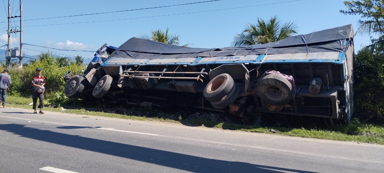 Kh&aacute;nh Ho&agrave;: Tai nạn giao th&ocirc;ng đặc biệt nghi&ecirc;m trọng khiến 3 người tử vong tại chỗ - Ảnh 3.