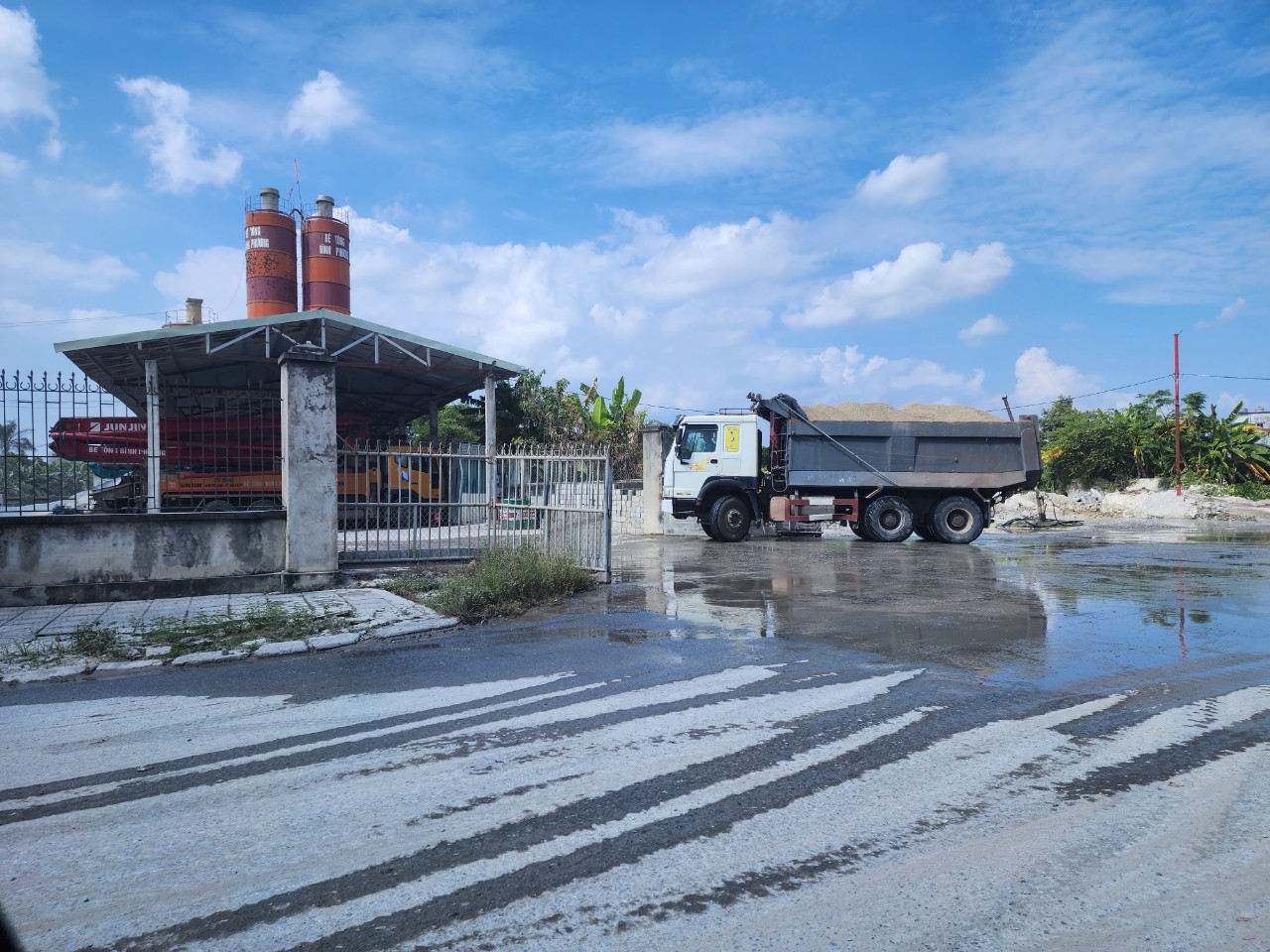 Th&aacute;i B&igrave;nh: Xe nghi qu&aacute; tải lộng h&agrave;nh, vắng b&oacute;ng lực lượng chức năng - Ảnh 3.