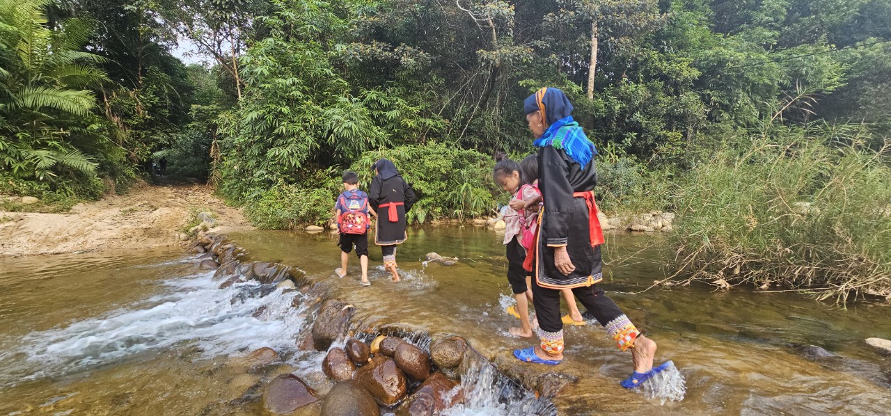 L&agrave;m cầu, sửa đường v&agrave;o "ốc đảo" ở điểm d&acirc;n cư nơi th&agrave;nh phố mỏ - Ảnh 1.