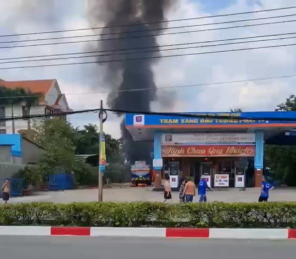 Xe bồn đang đậu trong cây xăng bất ngờ bốc cháy ngùn ngụt - Ảnh 1. Xe bồn đang đậu trong cây xăng bất ngờ bốc cháy ngùn ngụt - Ảnh 1.