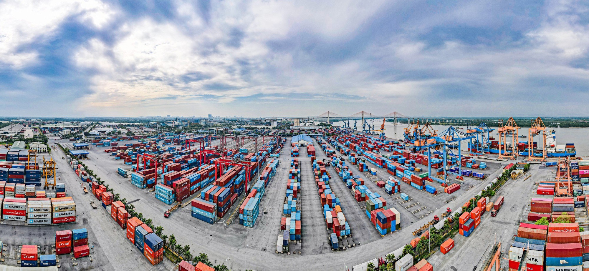 Tận thấy qu&aacute; tr&igrave;nh kiểm so&aacute;t xe qu&aacute; tải tại cảng biển - Ảnh 1.