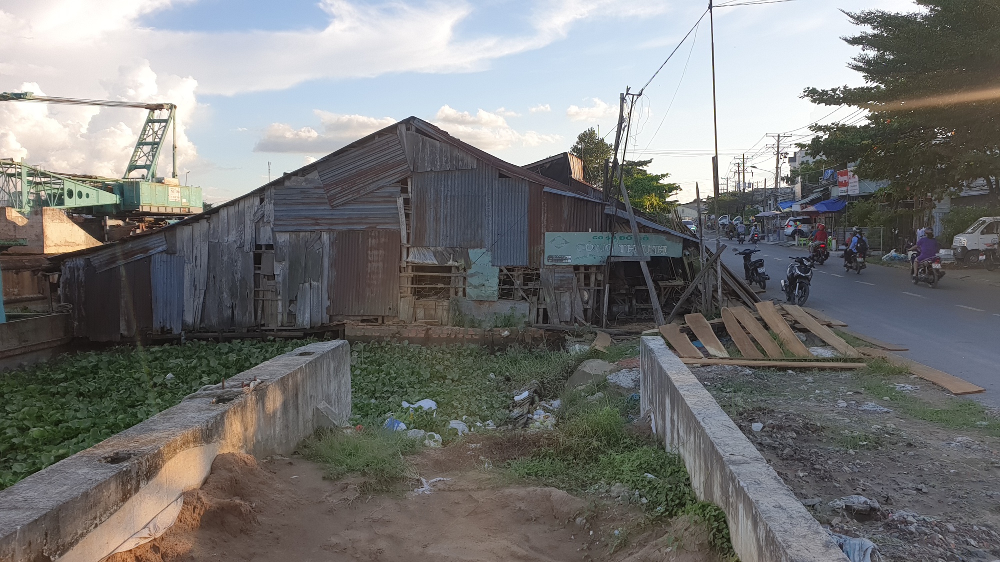 C&ocirc;ng trường k&egrave; s&ocirc;ng Cần Thơ ngổn ngang trước thời hạn c&ograve;n 2 th&aacute;ng để ho&agrave;n th&agrave;nh - Ảnh 2.