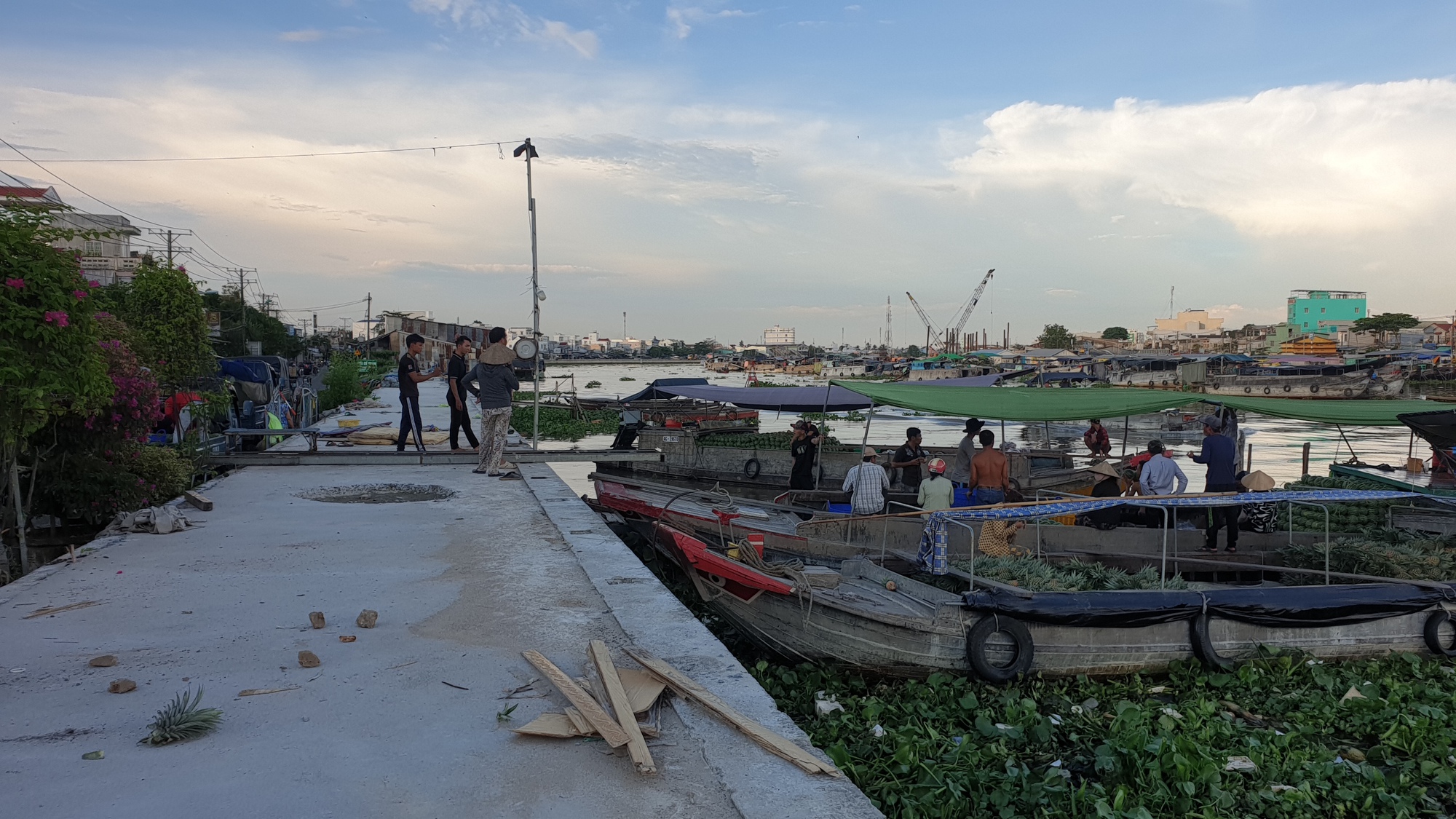 C&ocirc;ng trường k&egrave; s&ocirc;ng Cần Thơ ngổn ngang trước thời hạn c&ograve;n 2 th&aacute;ng để ho&agrave;n th&agrave;nh - Ảnh 6.
