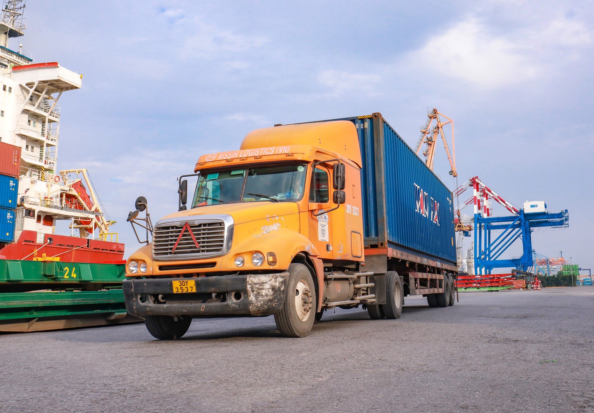  Tăng cường chặn xe qu&aacute; tải ngay tại cảng biển - Ảnh 13.