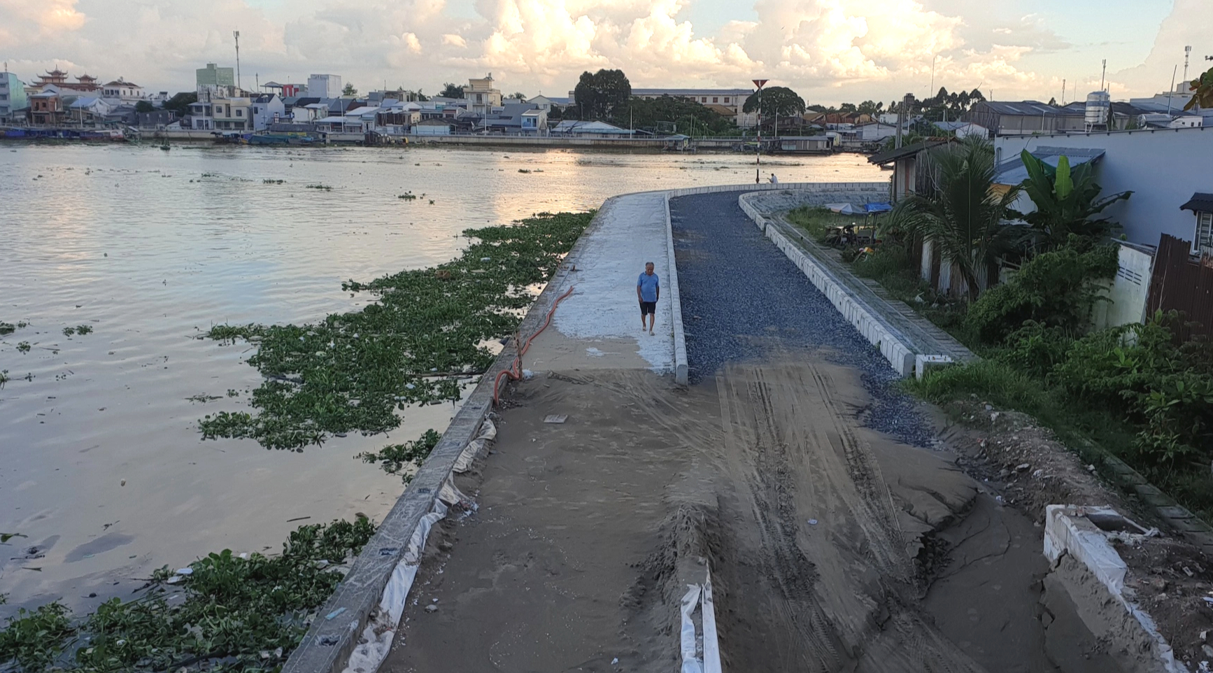 C&ocirc;ng trường k&egrave; s&ocirc;ng Cần Thơ ngổn ngang trước thời hạn c&ograve;n 2 th&aacute;ng để ho&agrave;n th&agrave;nh - Ảnh 1.