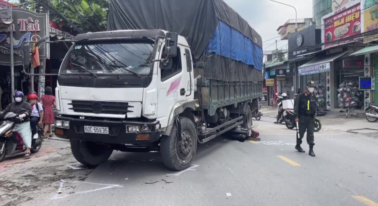 Xe tải t&ocirc;ng li&ecirc;n ho&agrave;n một người đi bộ tử vong tại chỗ - Ảnh 1.