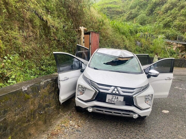 Đá rơi từ trên núi rơi trúng ô tô khiến tài xế ở Hà Giang tử vong - Ảnh 1. Đá rơi từ trên núi rơi trúng ô tô khiến tài xế ở Hà Giang tử vong - Ảnh 1.