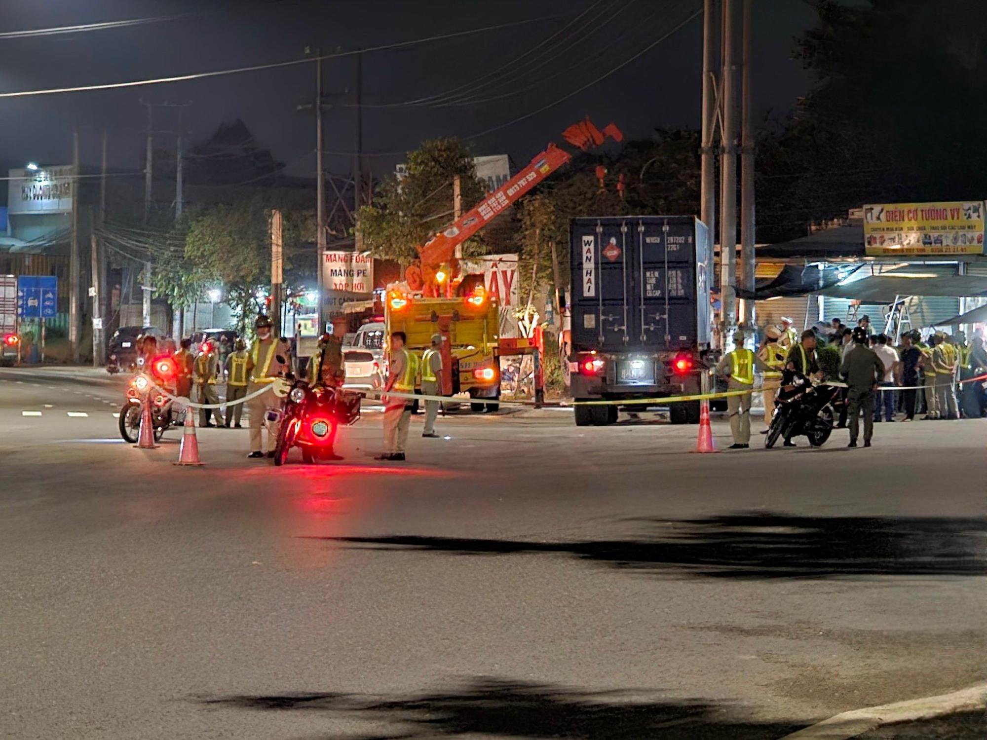 Xe container t&ocirc;ng v&agrave;o nh&oacute;m d&acirc;n ph&ograve;ng, một người tử vong - Ảnh 2.