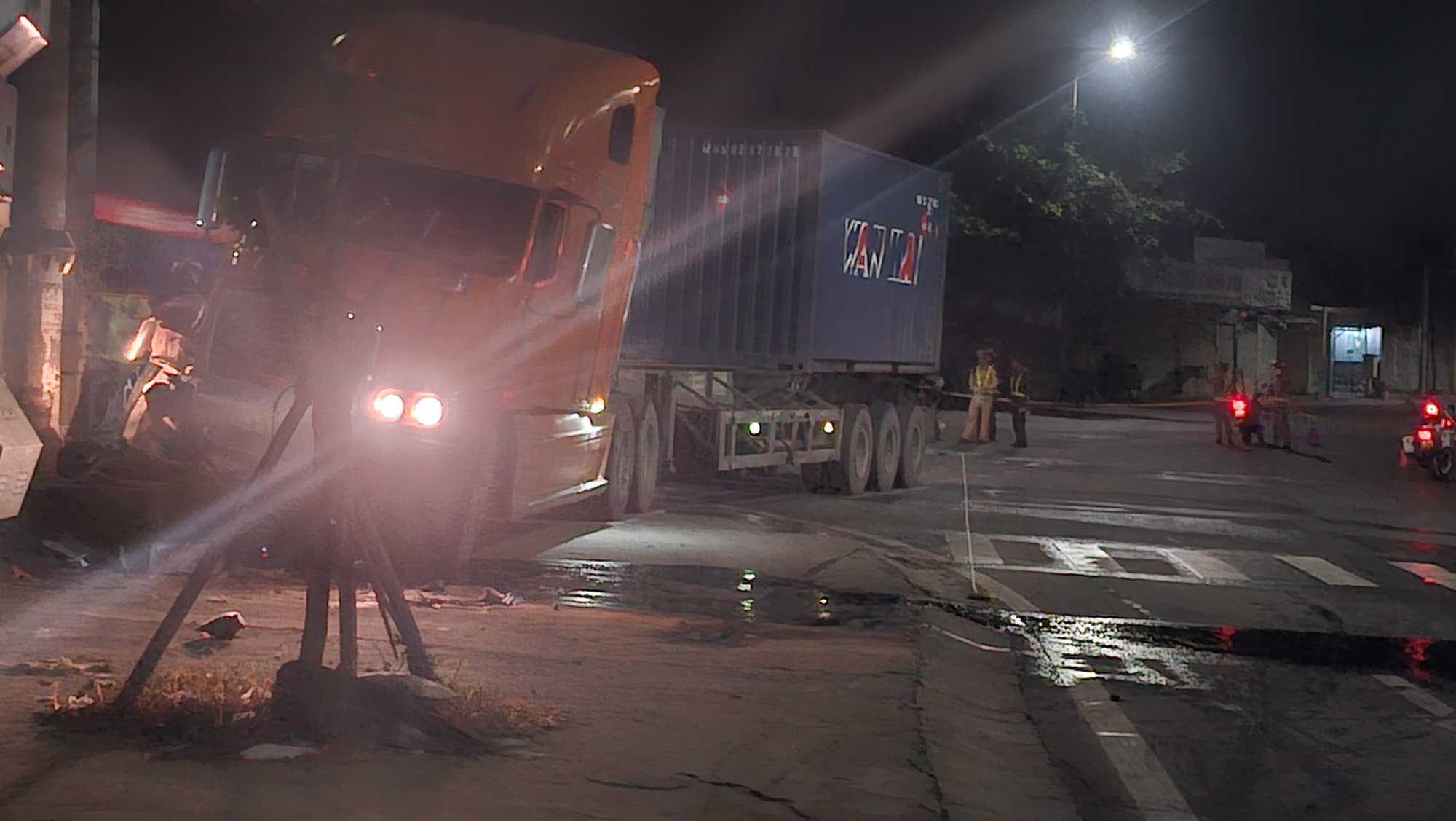 Xe container t&ocirc;ng v&agrave;o nh&oacute;m d&acirc;n ph&ograve;ng, một người tử vong - Ảnh 1.