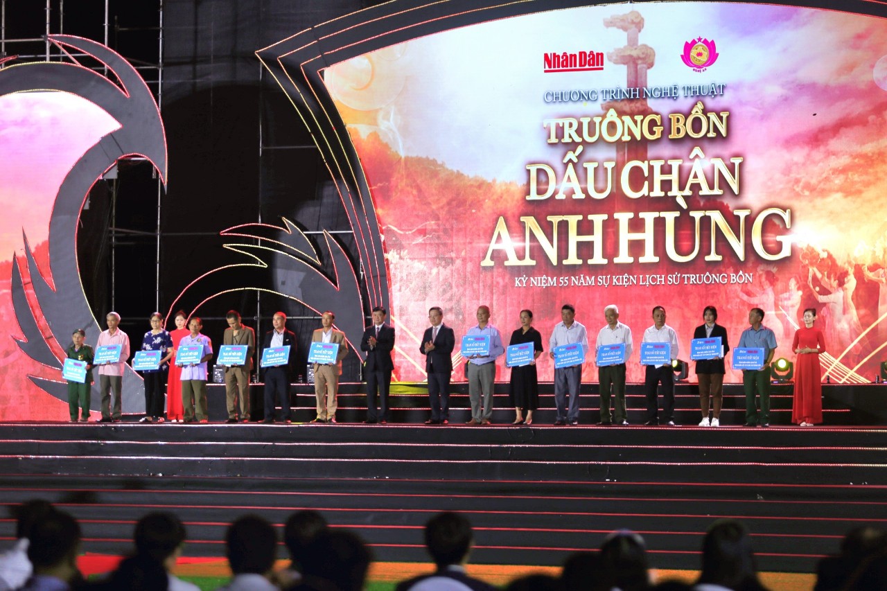 X&uacute;c động chương tr&igrave;nh nghệ thuật: &ldquo;Tru&ocirc;ng Bồn &ndash; Dấu ch&acirc;n anh h&ugrave;ng&rdquo; - Ảnh 3.