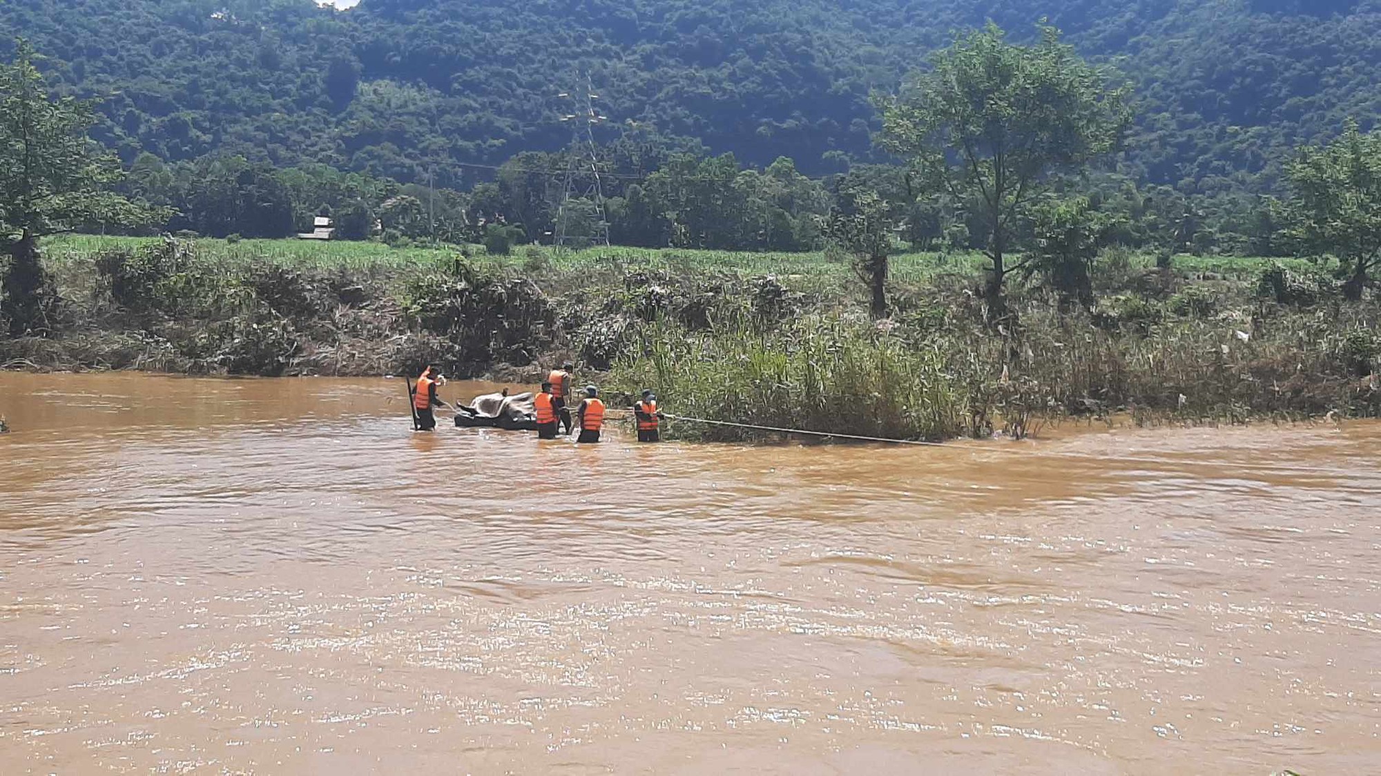 T&igrave;m thấy thi thể nam sinh sau 3 ng&agrave;y bị nước lũ cuốn tr&ocirc;i - Ảnh 1.