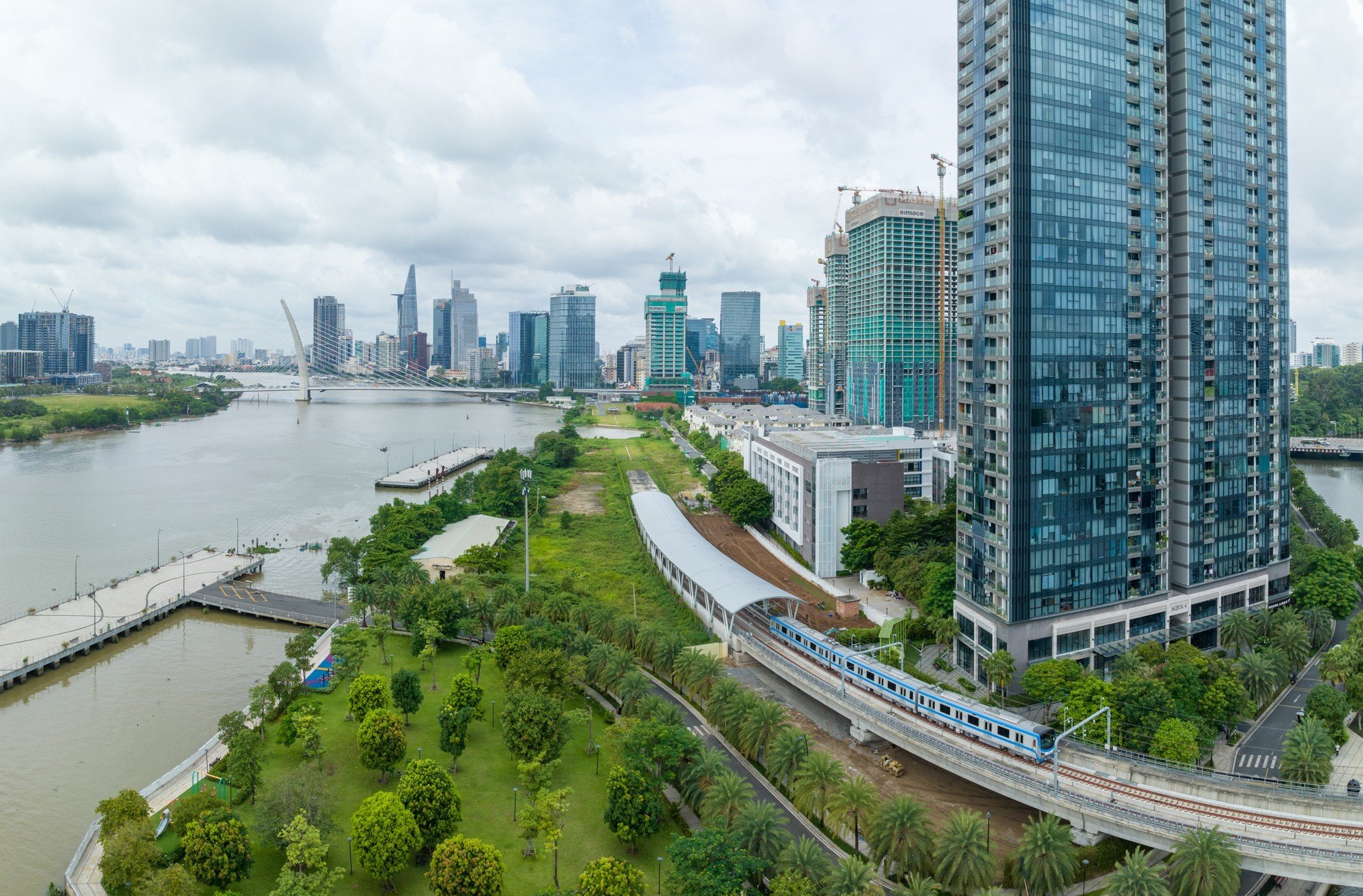 Nghi đứt c&aacute;p điện ngầm khi thi c&ocirc;ng mảng xanh metro số 1 - Ảnh 1.