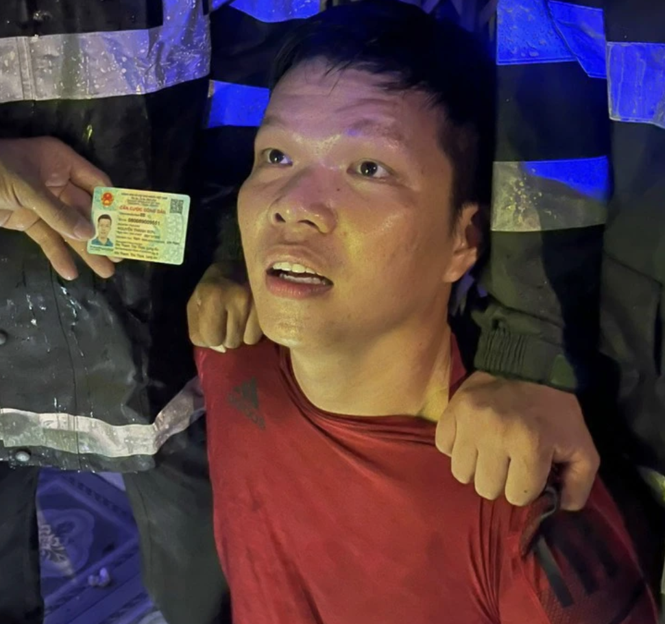 Khen thưởng đột xuất c&aacute;c tập thể bắt n&oacute;ng kẻ bắt c&oacute;c b&eacute; g&aacute;i đ&ograve;i hai tỷ tiền chuộc - Ảnh 2.