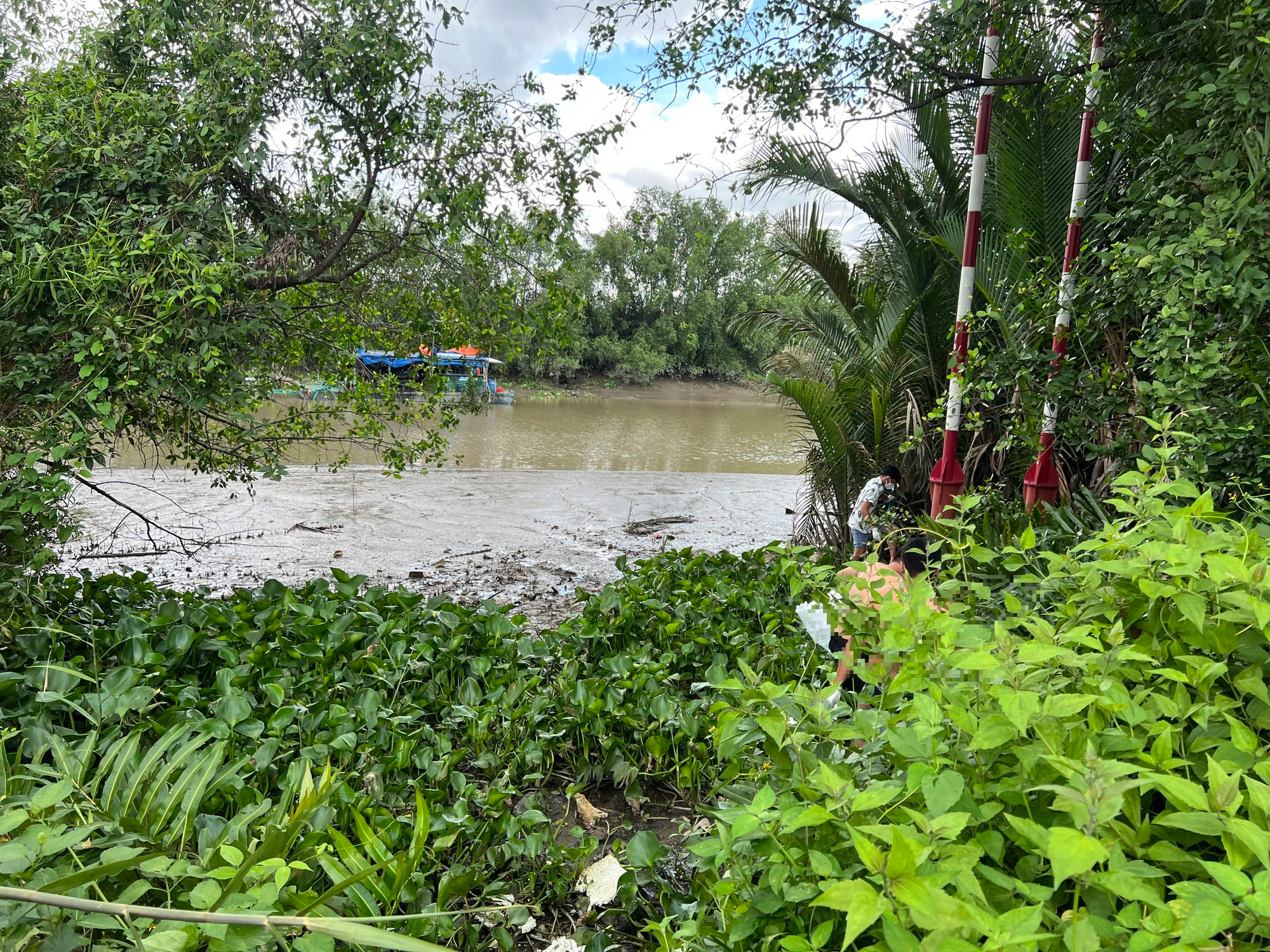 Ph&aacute;t hiện thi thể c&ocirc; g&aacute;i trẻ dưới s&ocirc;ng Rạch Chiếc - Ảnh 1.