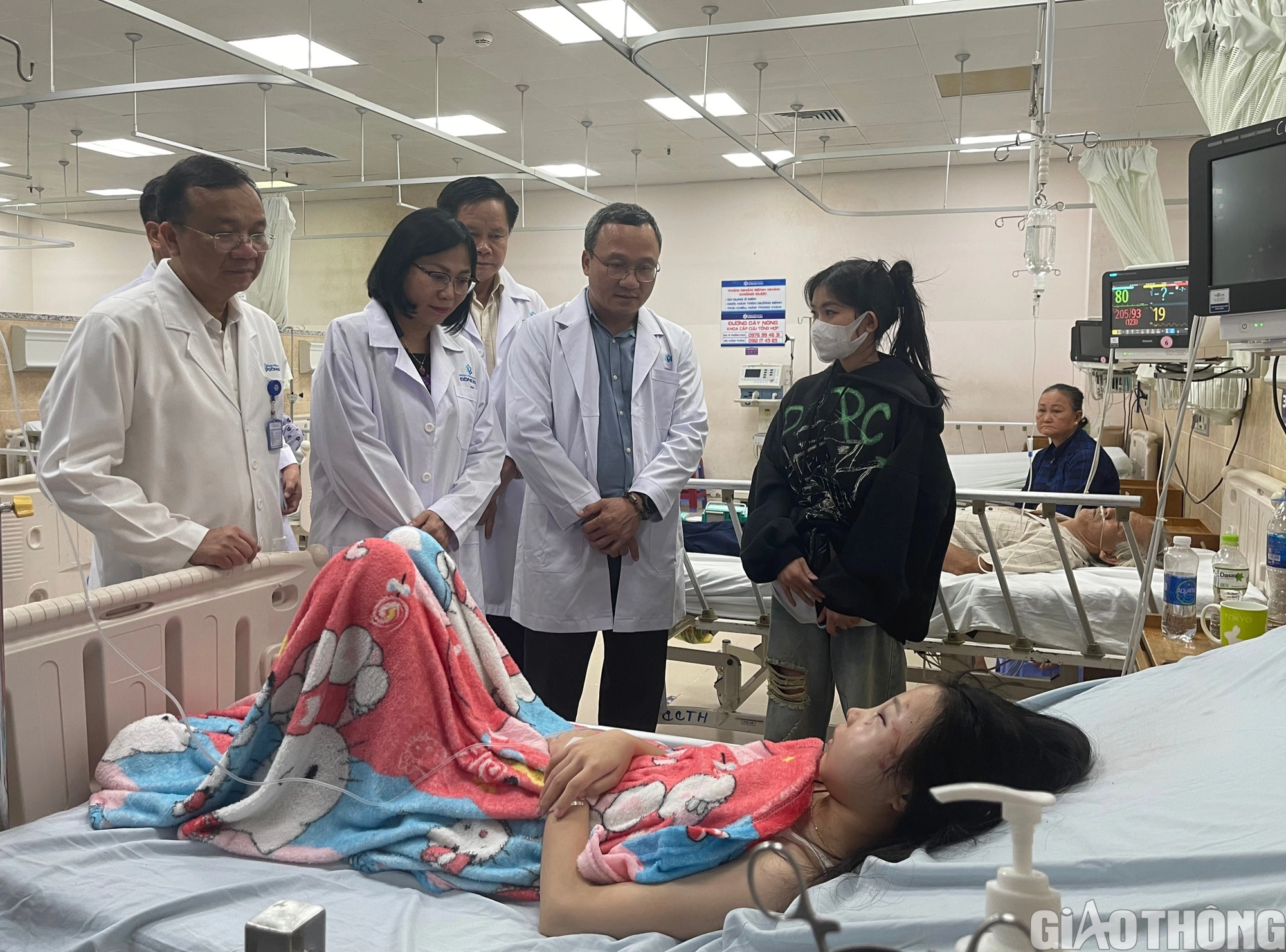 X&oacute;t xa hai sinh vi&ecirc;n th&agrave;nh trẻ mồ c&ocirc;i sau vụ tai nạn tr&ecirc;n QL20 - Ảnh 4.