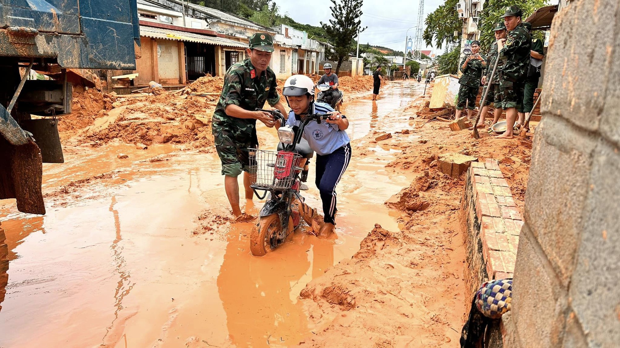 Th&ocirc;ng tuyến đường ven biển Phan Thiết, sau trận sạt lở c&aacute;t kinh ho&agrave;ng - Ảnh 1.