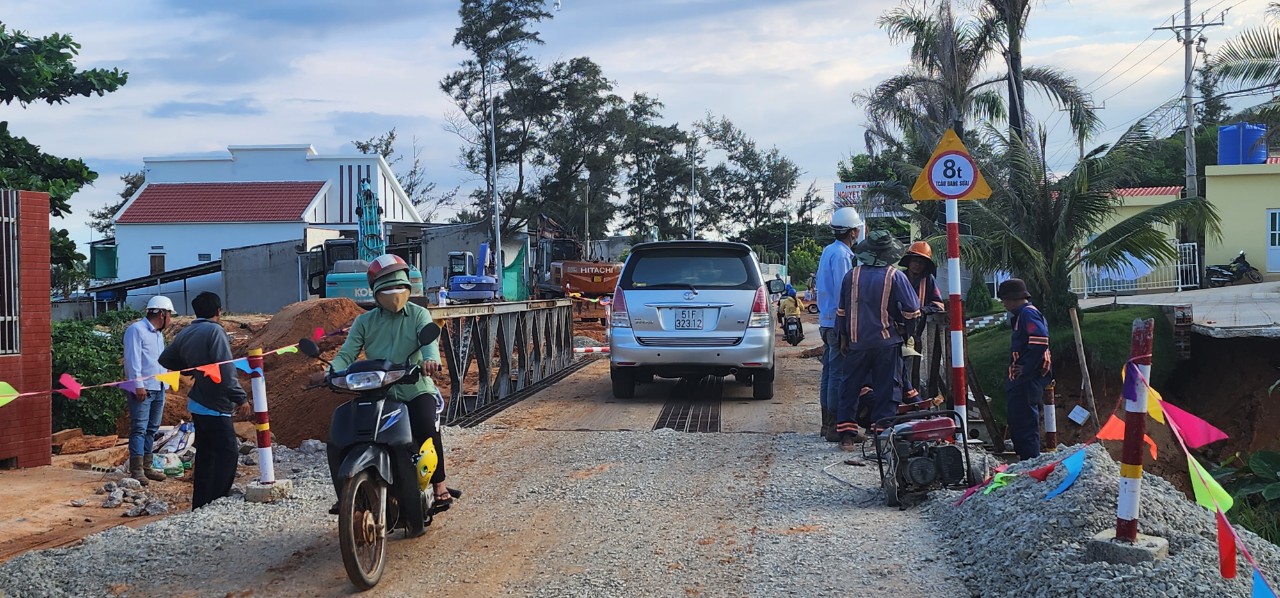 Th&ocirc;ng đường ven biển Phan Thiết sau trận sạt lở b&ugrave;n đỏ - Ảnh 1.